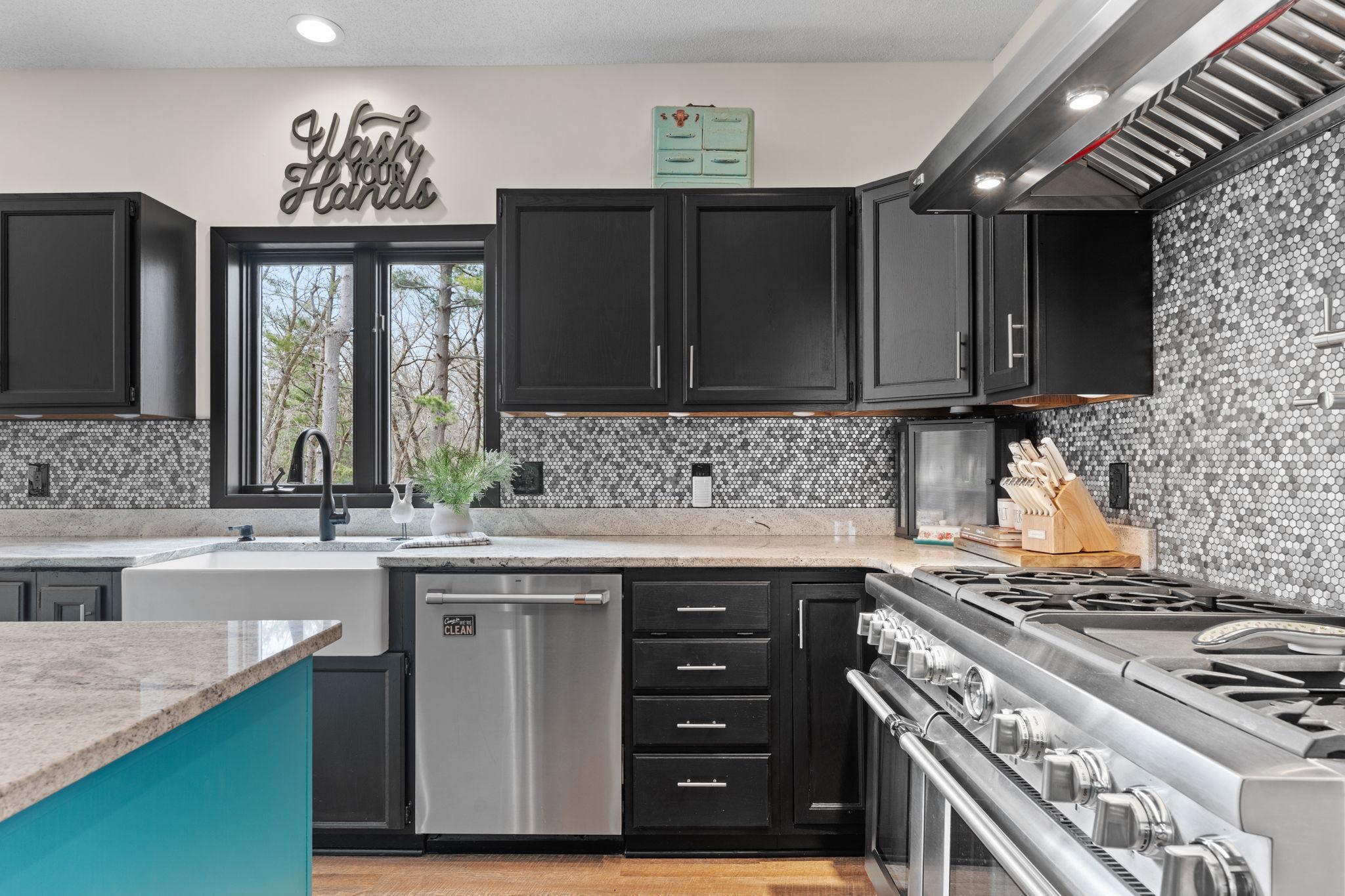 Gourmet kitchen with a oversized Thermador Range... Bring your cook !