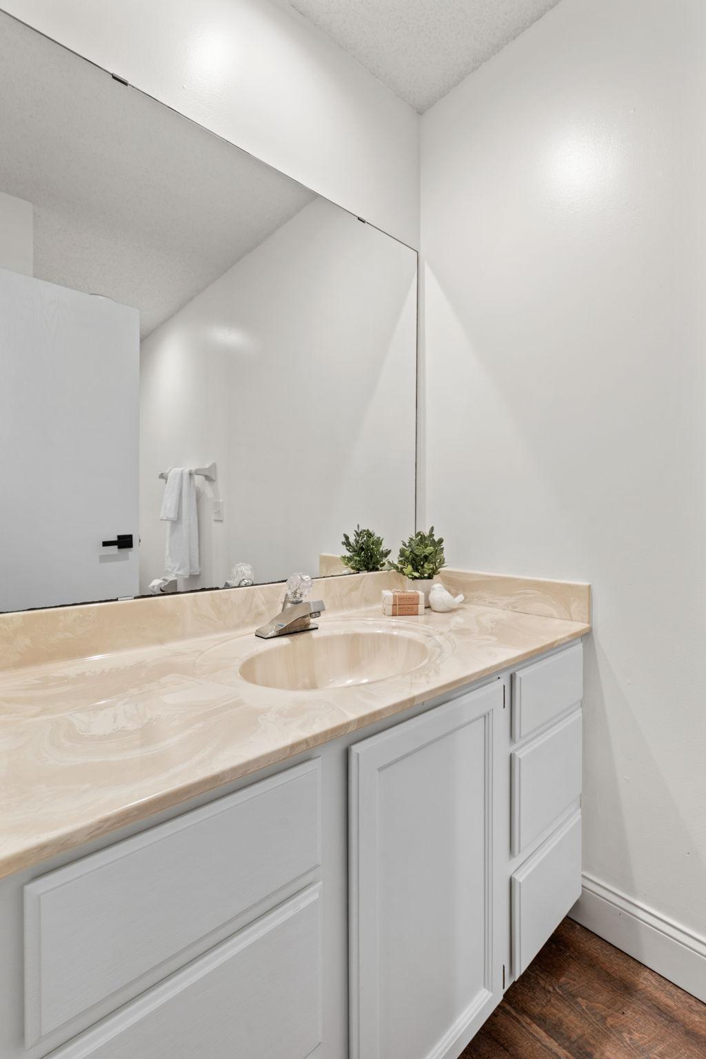 Upper level Full bathroom