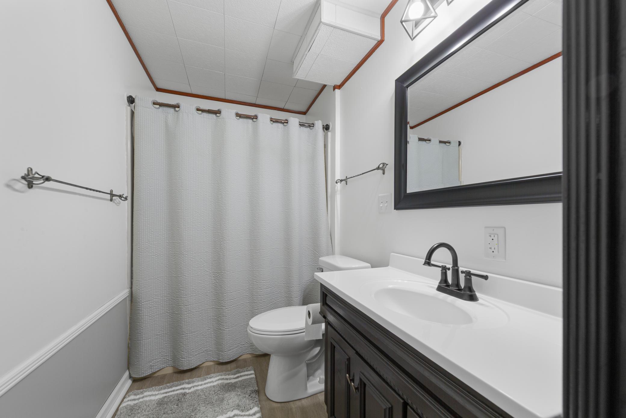 26 bathroom_lower.jpg