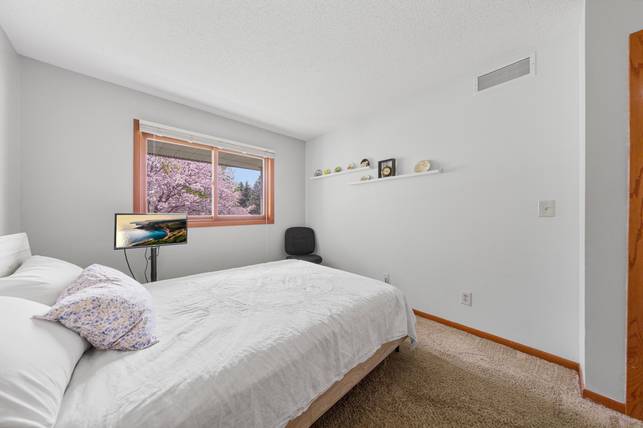 22 main bedroom.jpg
