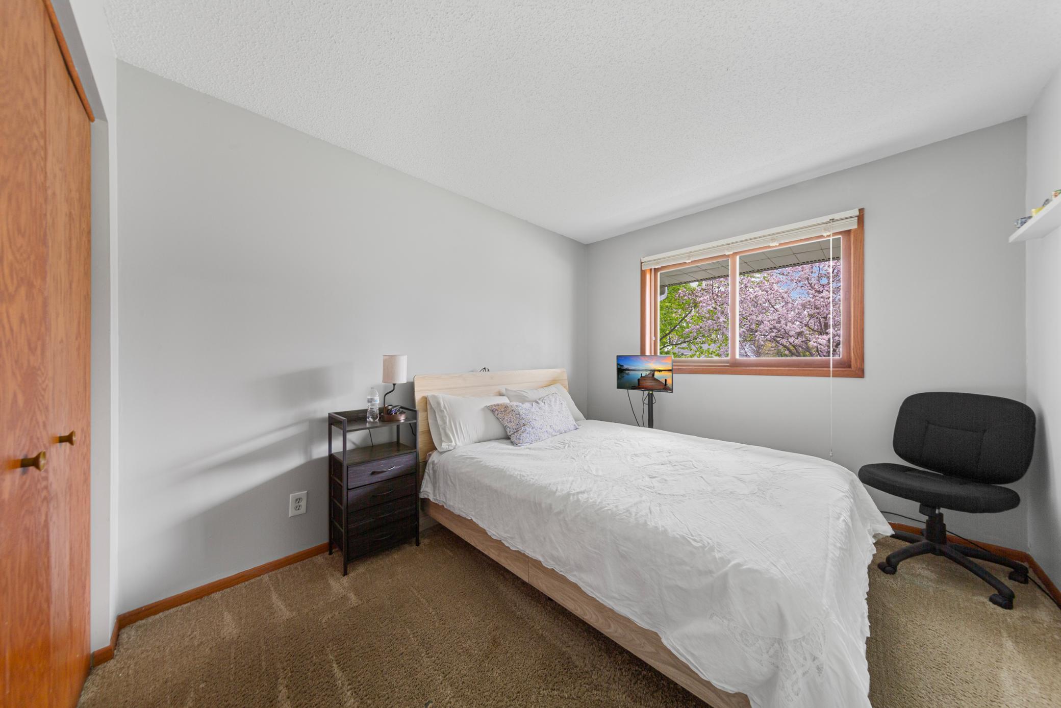 21 main bedroom.jpg