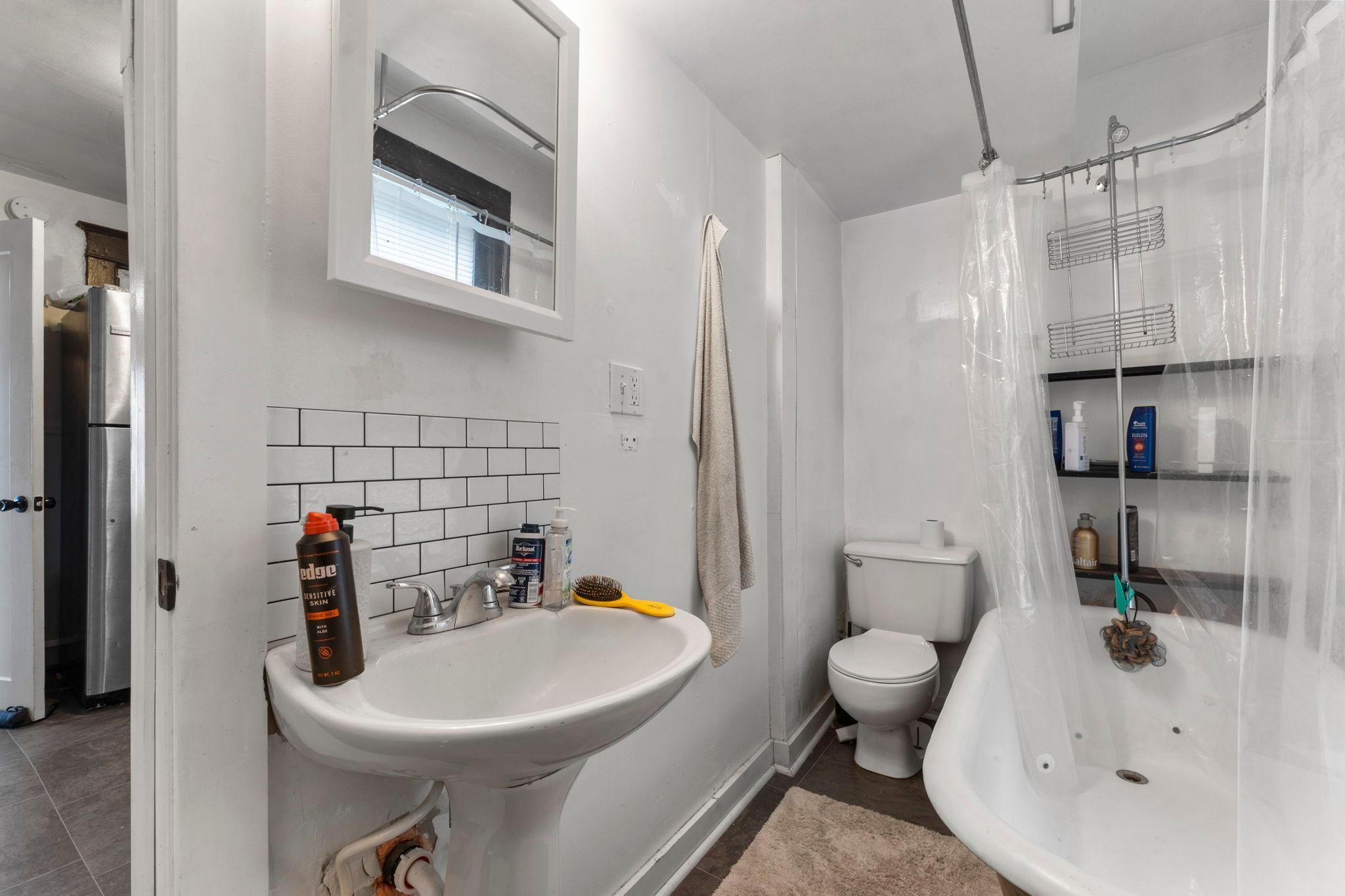 Lower unit - Bathroom