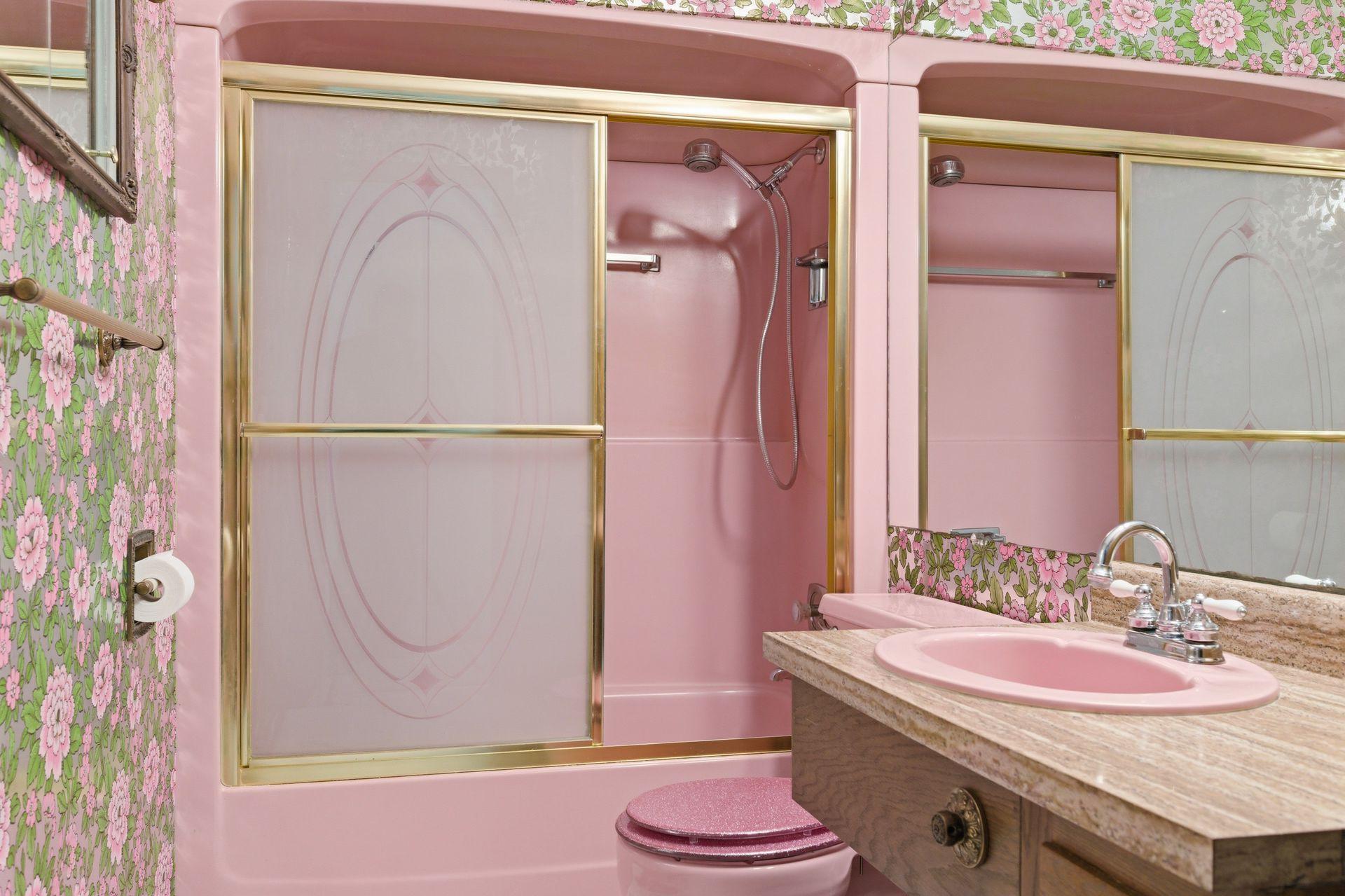 You will love the vintage vibe of this pink, gold, and glitter full bath!