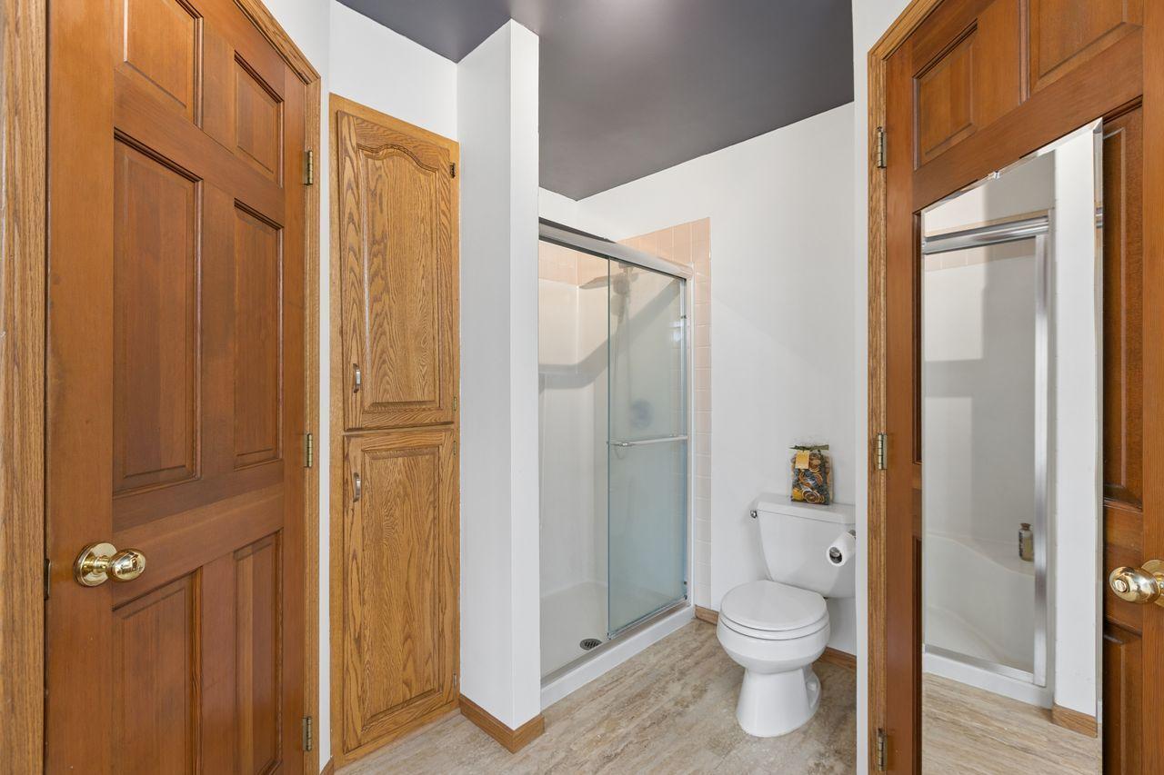 separate shower, and vanity with dual sinks. •	Walk-in closet offers exceptional storage and organization