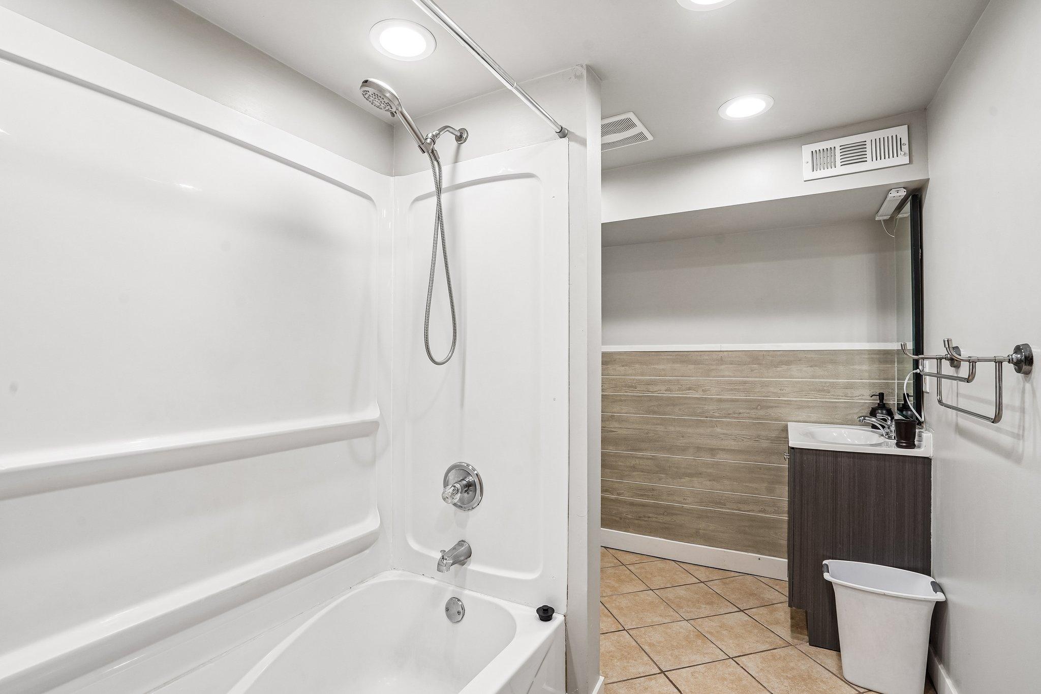 44-web-or-mls-36 1_2 Ave-S0605-042.jpg