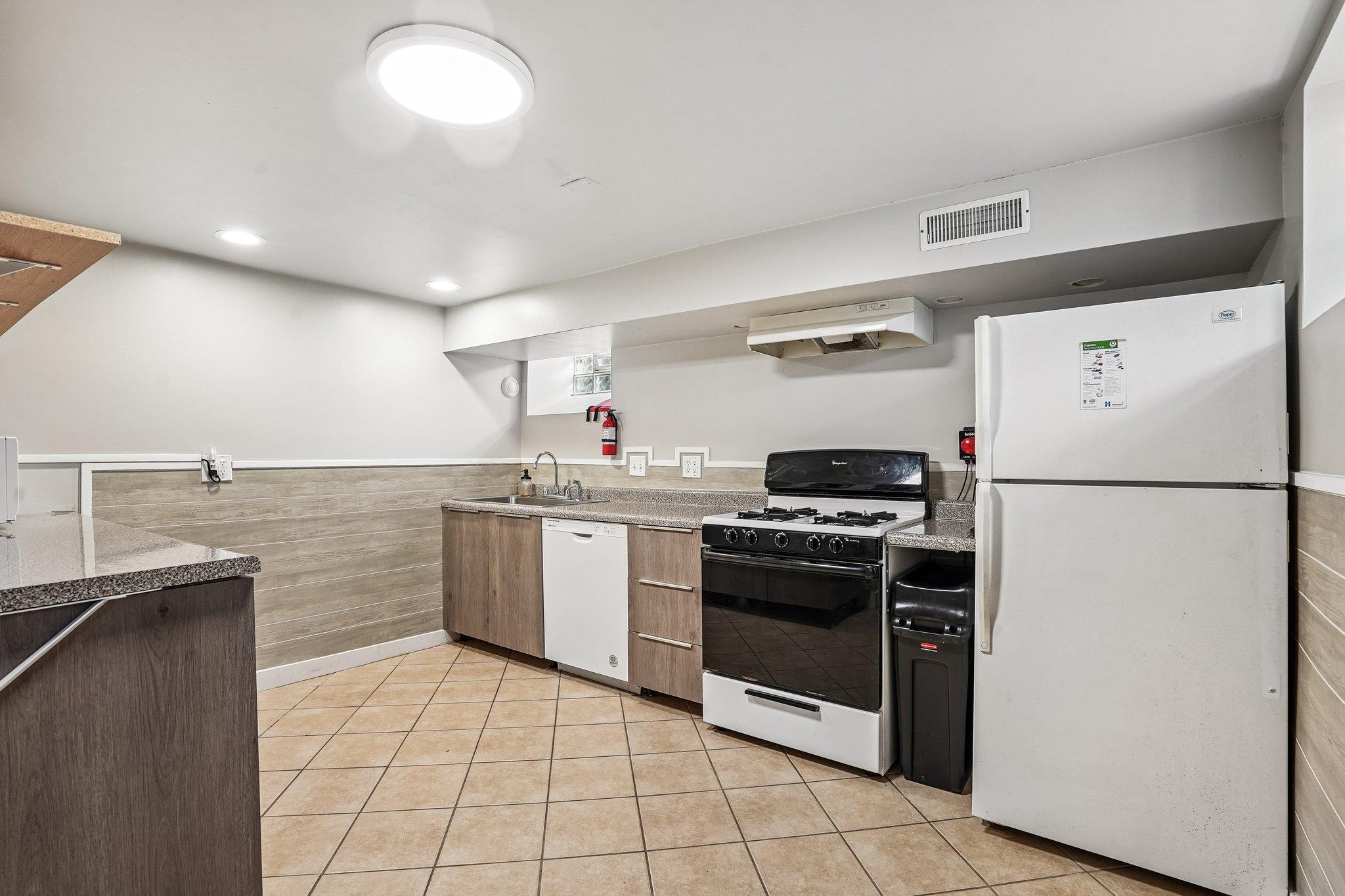 40-web-or-mls-36 1_2 Ave-S0605-038.jpg