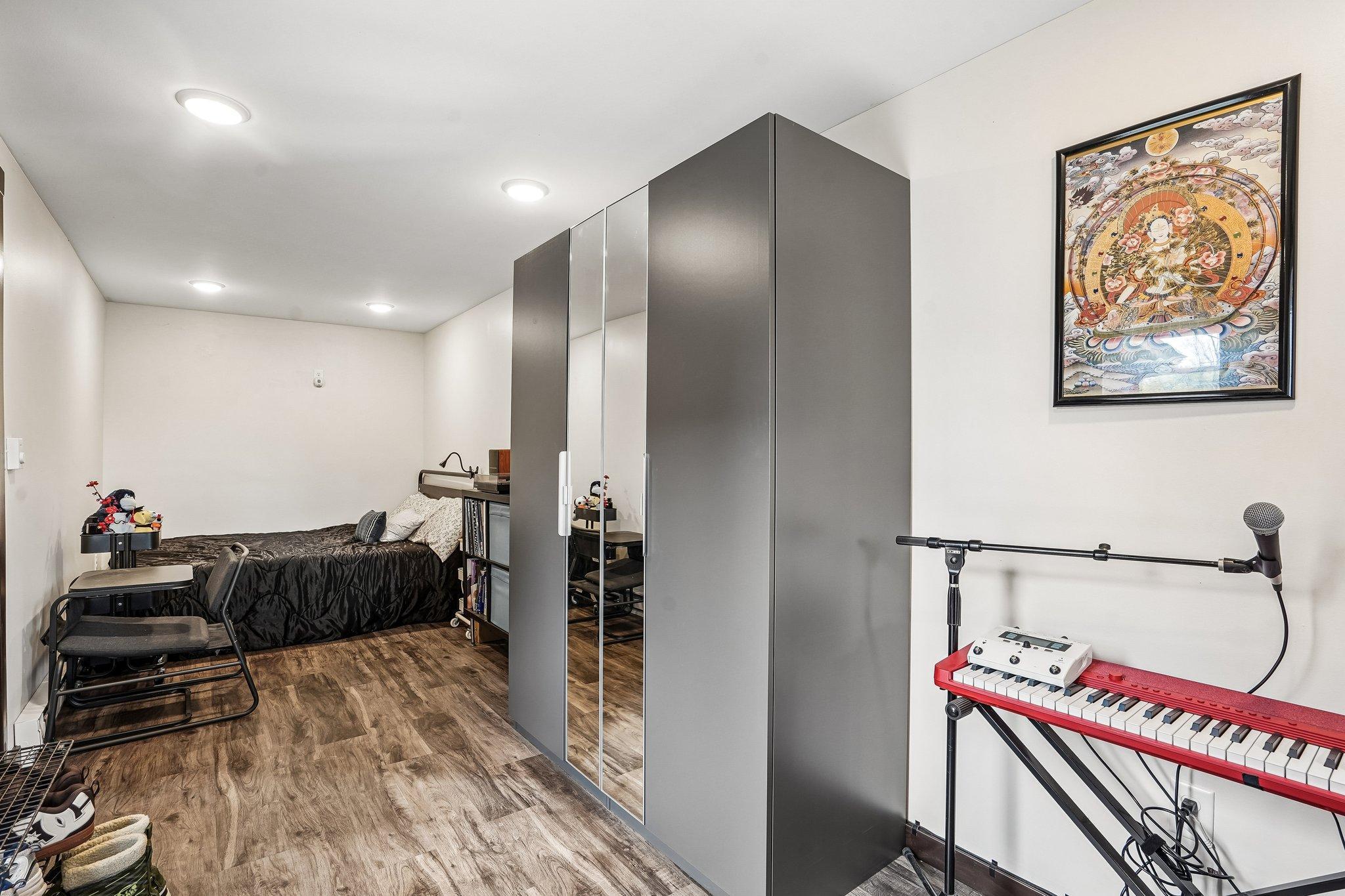 33-web-or-mls-36 1_2 Ave-S0605-031.jpg
