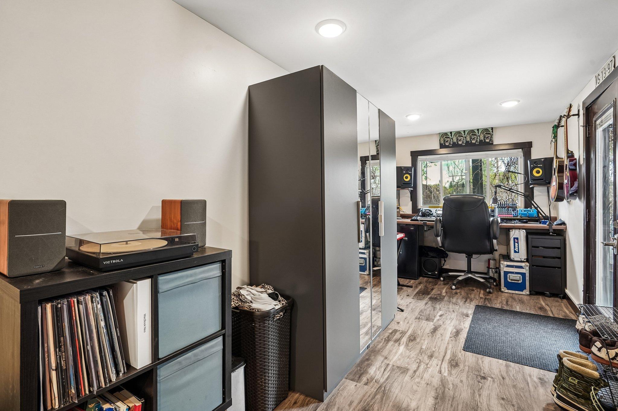 34-web-or-mls-36 1_2 Ave-S0605-032.jpg