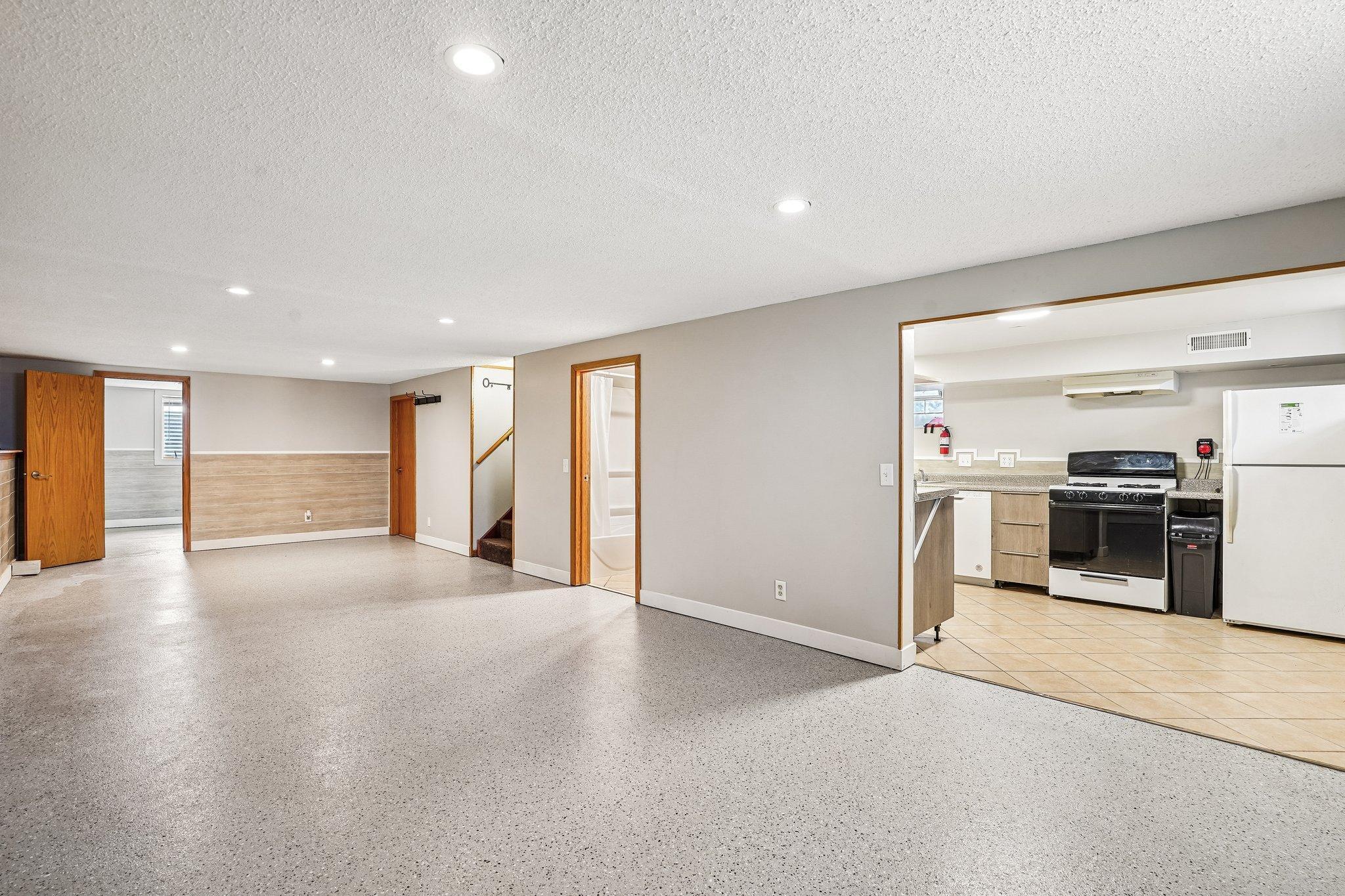 39-web-or-mls-36 1_2 Ave-S0605-037.jpg