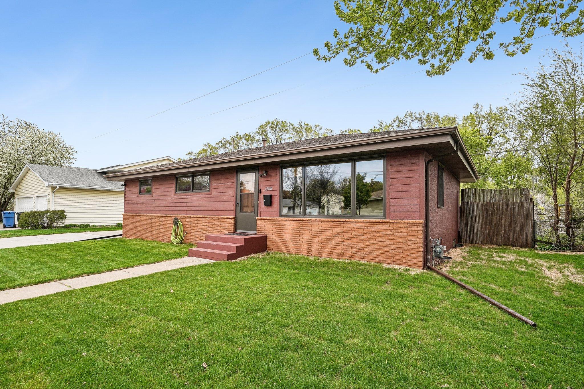 6-web-or-mls-36 1_2 Ave-S0605-004.jpg