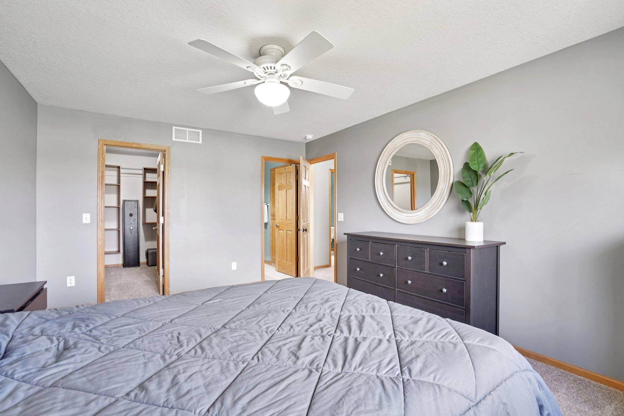 23-web-or-mls-Jenner Ct-S1604-023.jpg