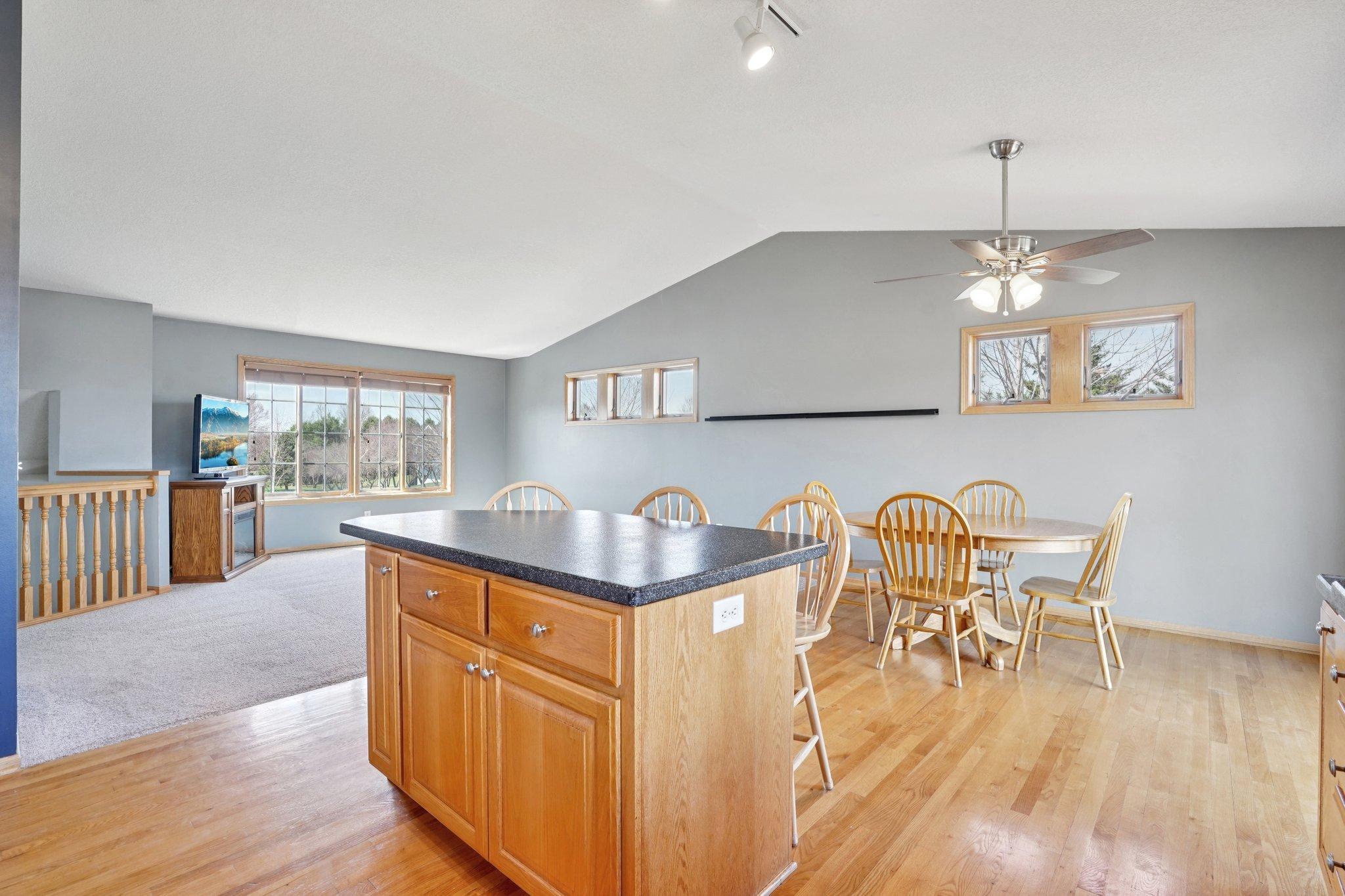 18-web-or-mls-Jenner Ct-S1604-018.jpg