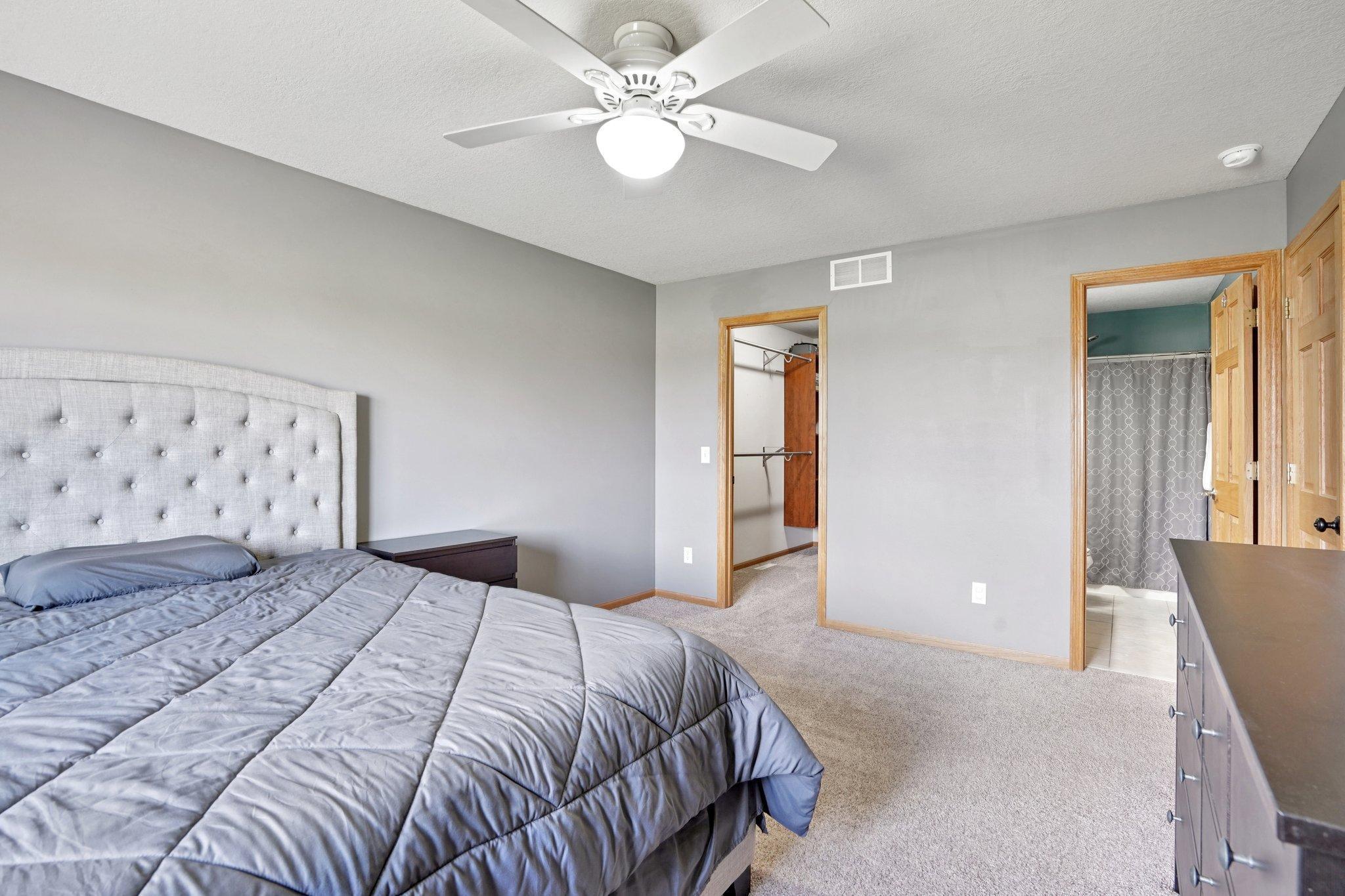 22-web-or-mls-Jenner Ct-S1604-022.jpg