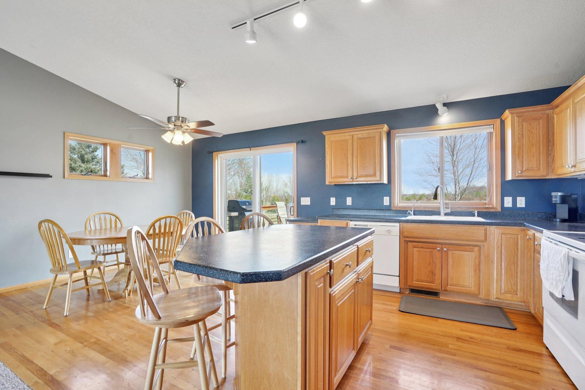 17-web-or-mls-Jenner Ct-S1604-017.jpg