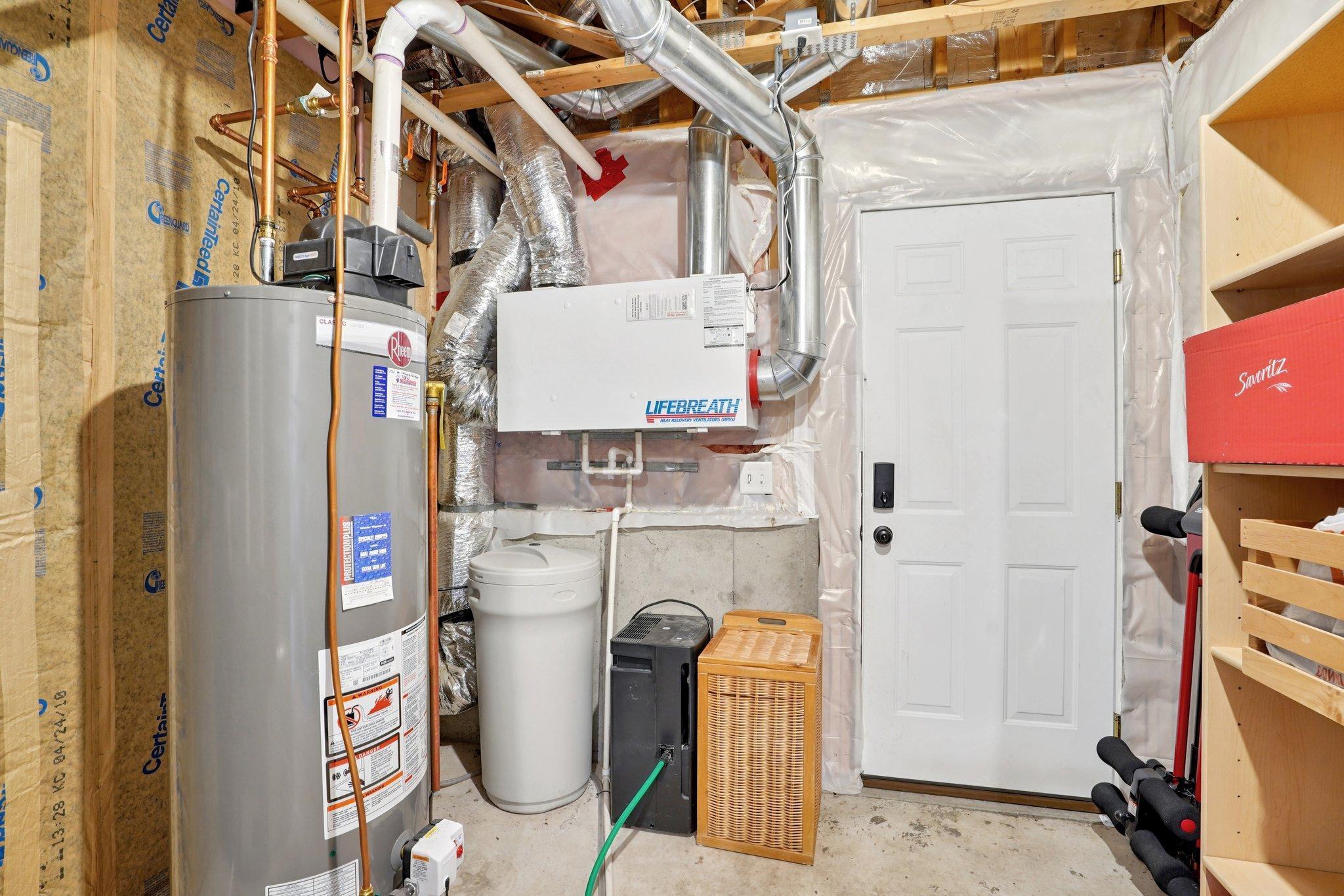 41-web-or-mls-Jenner Ct-S1604-041.jpg