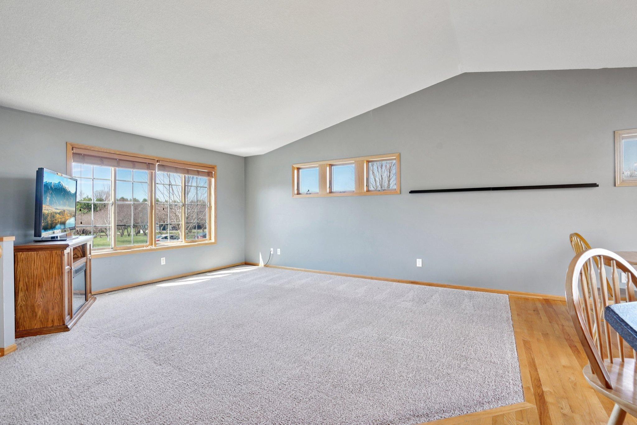 8-web-or-mls-Jenner Ct-S1604-008.jpg