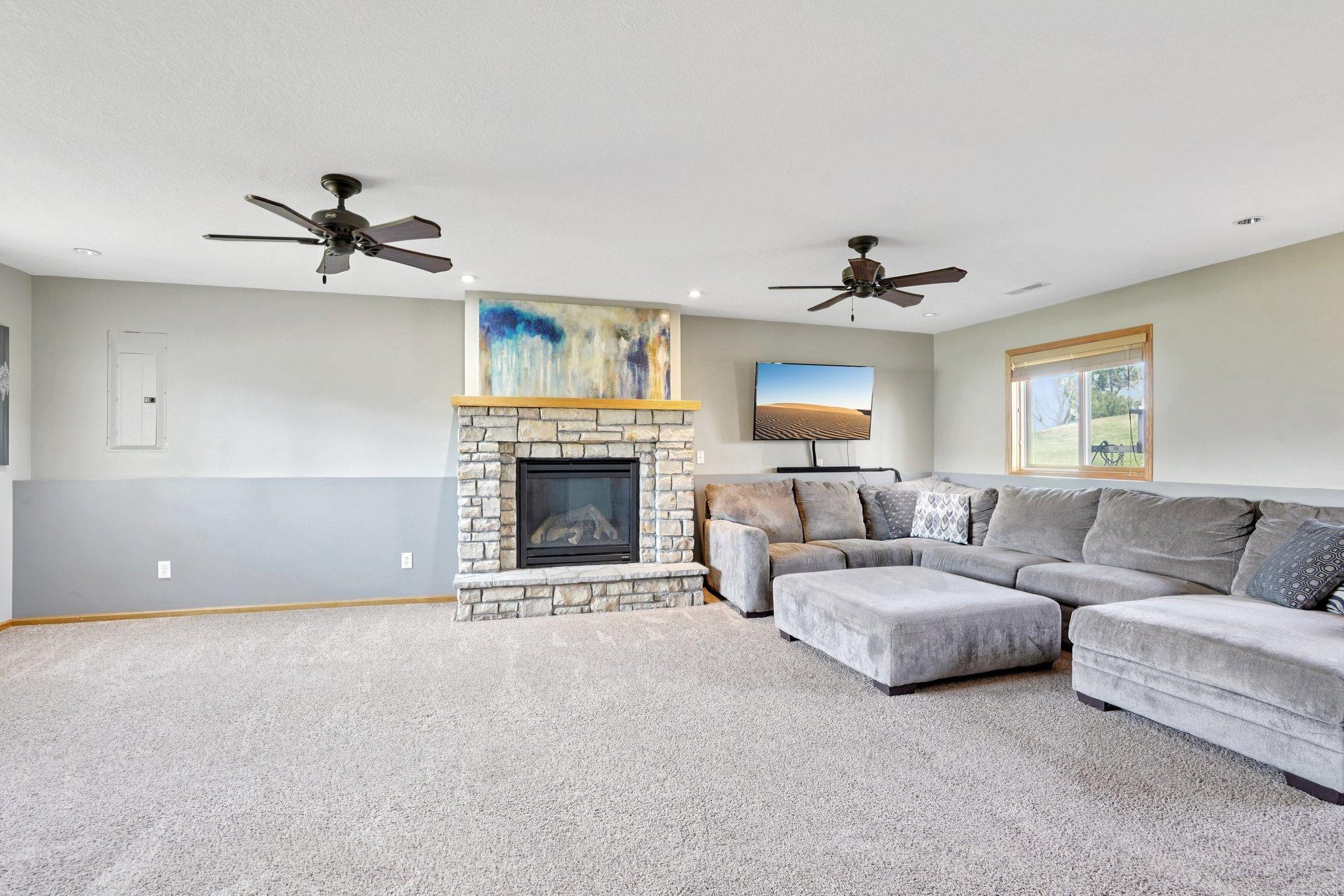 33-web-or-mls-Jenner Ct-S1604-033.jpg