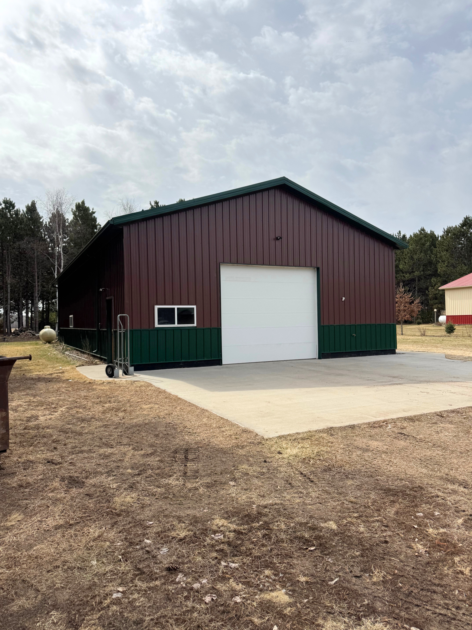 32X60 Pole building, heated, partially air conditioned with 3/4 bathroom. Additional electric for camp sites and firepit.