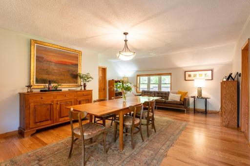 Dining room dimensions are 20 x 13.5 ft and provides space for dining and lounge area.