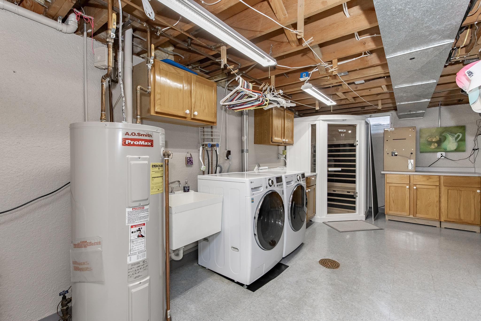 Laundry w/ wash sink