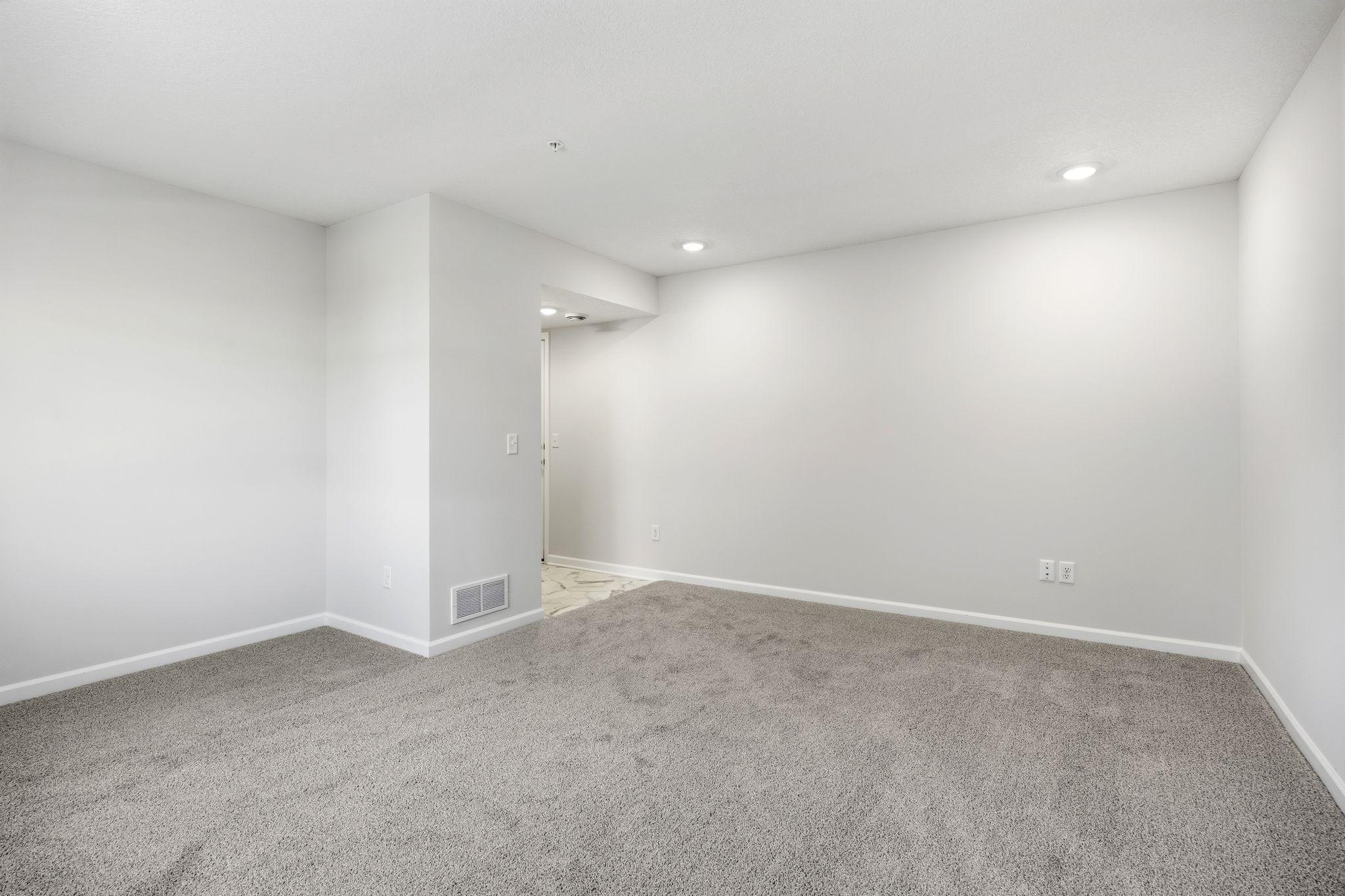 [L1502-Z037]Recreation Room.4.jpg