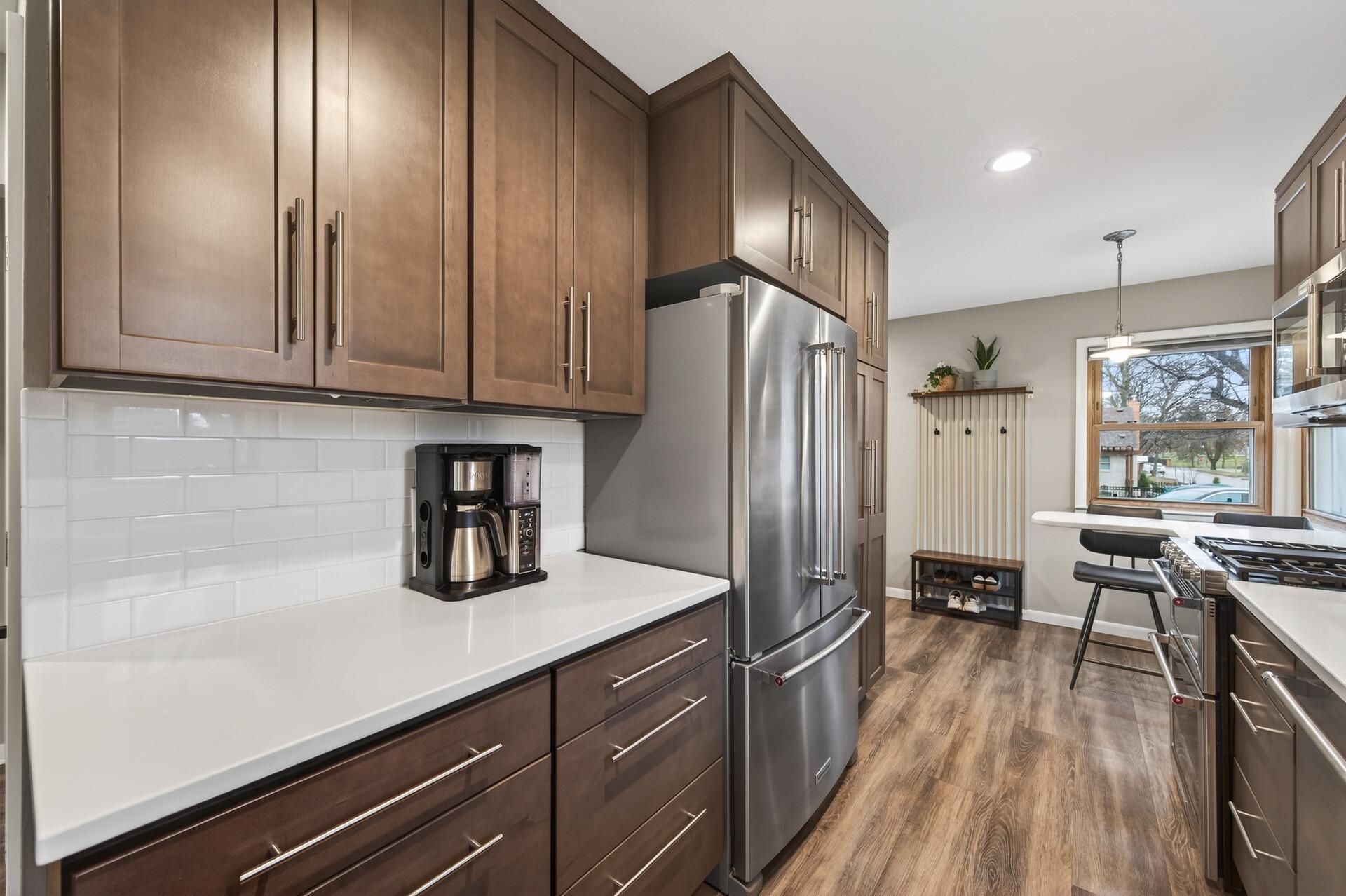 42" upper cabinets, lower cabinets offer large pull out drawers.