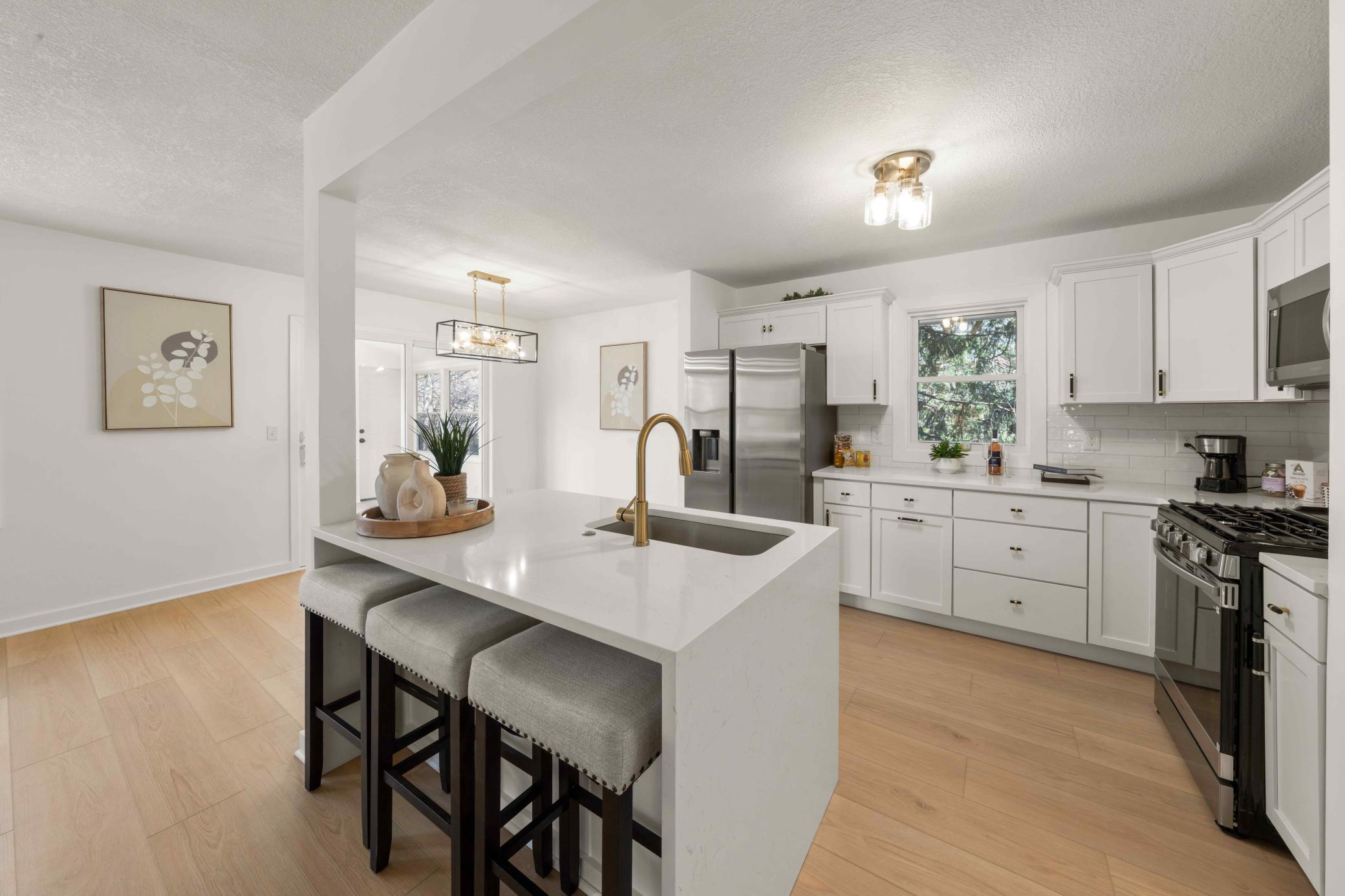 Stunning brand-new kitchen with all new cabinets