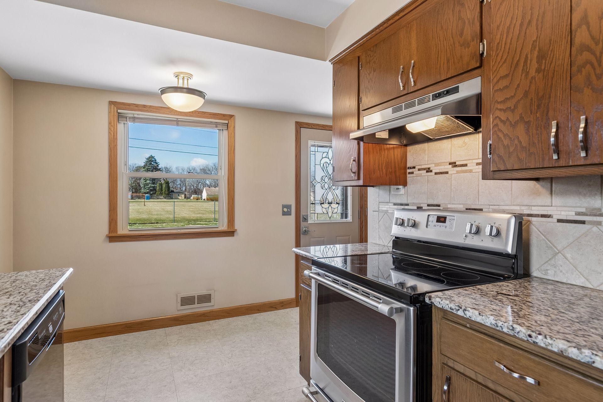 Kitchen w/breakfast area