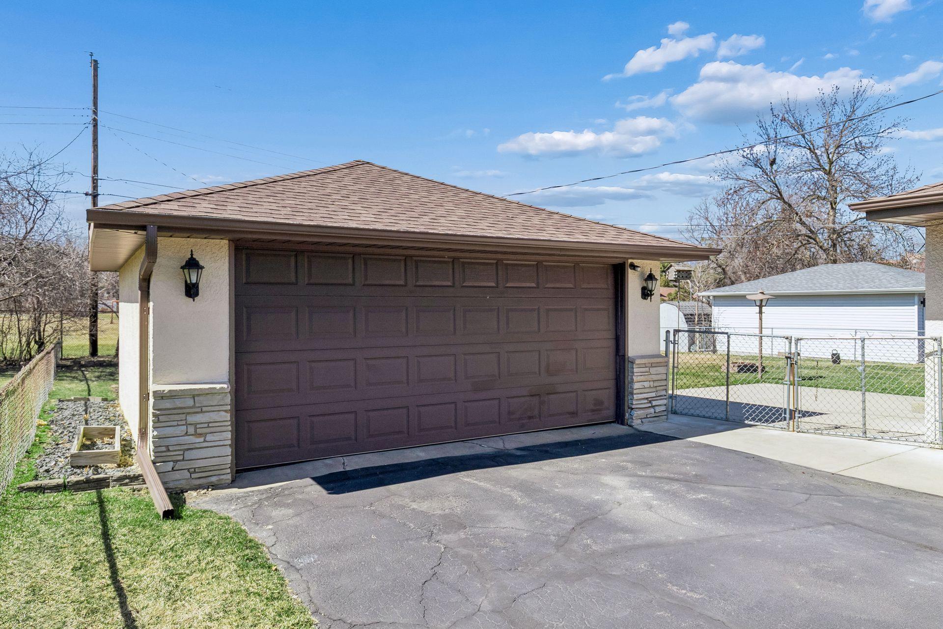 Detached 2 car garage