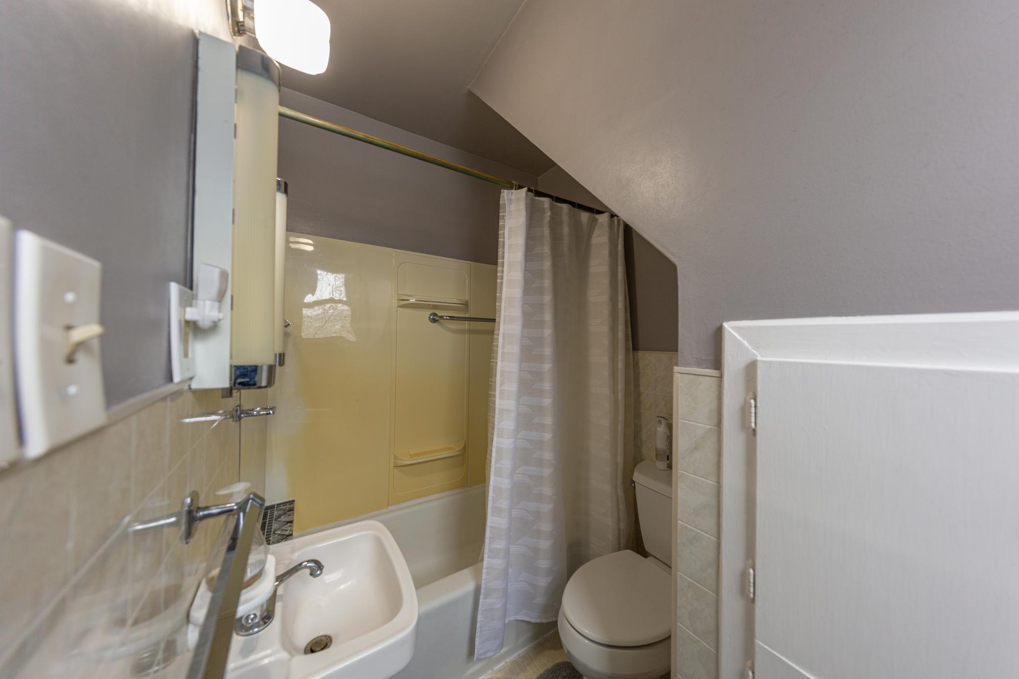 Main floor full bathroom