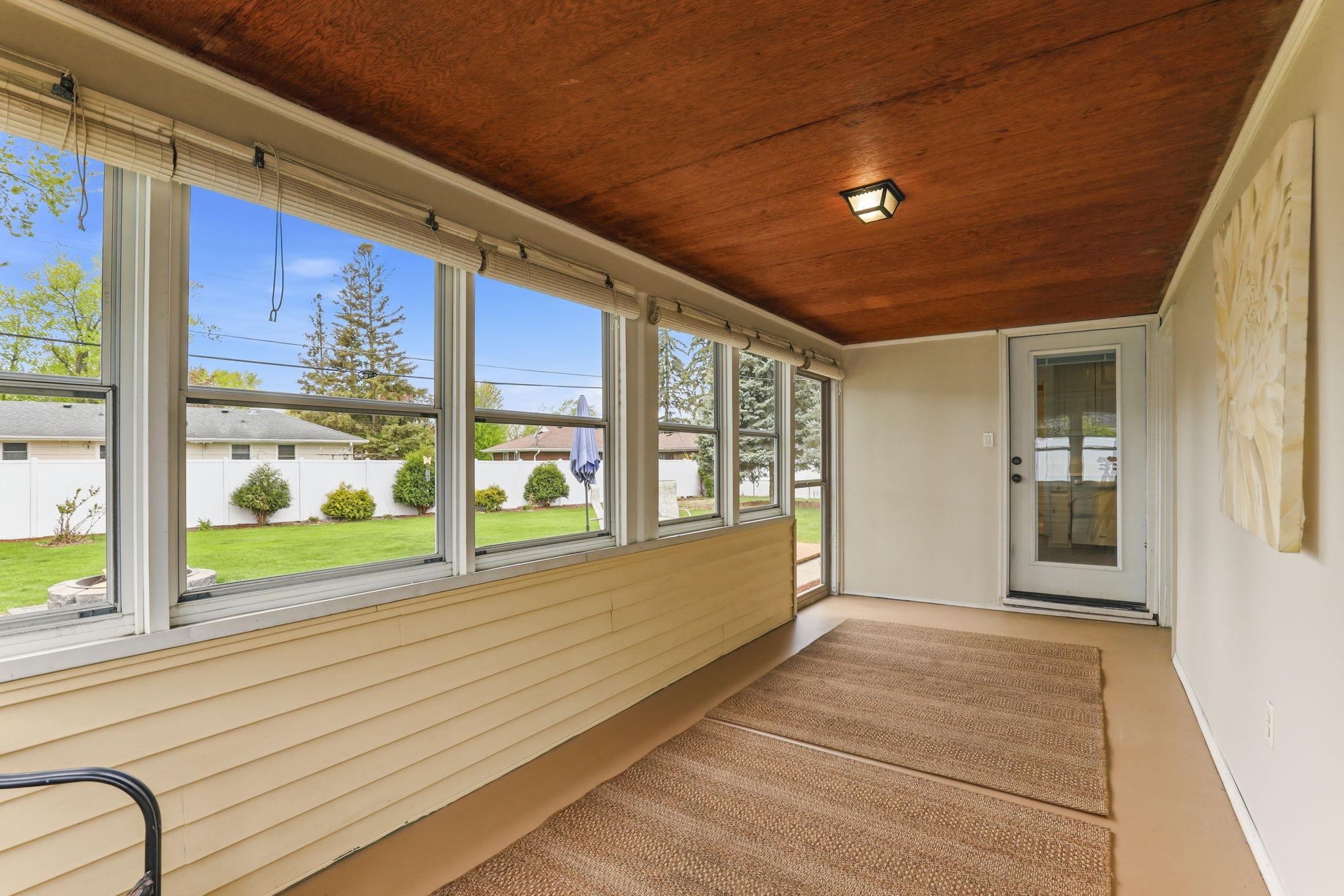 Great extra living space!!