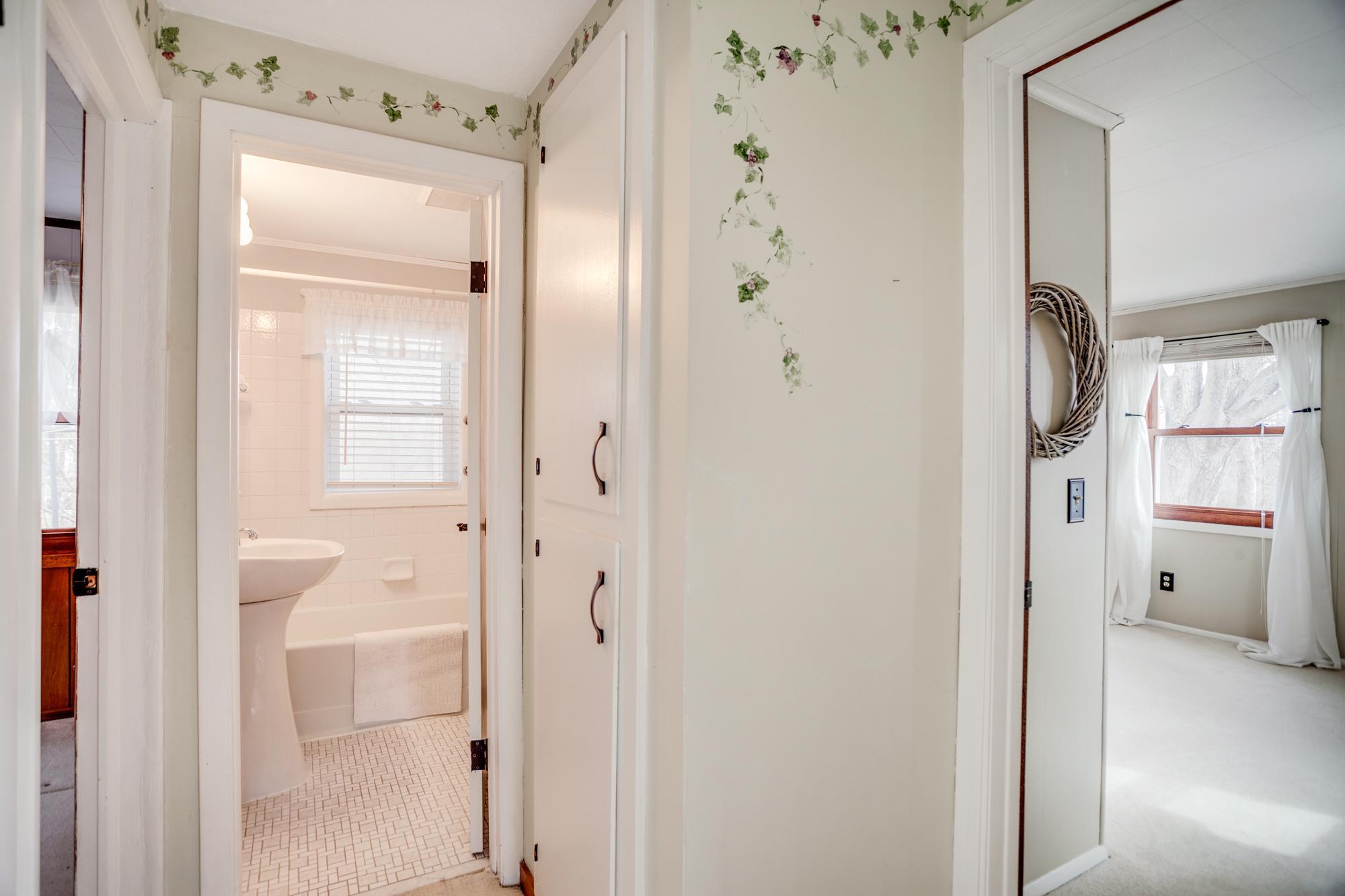 Nestled between the two bedrooms is an updated full bathroom with tile flooring.