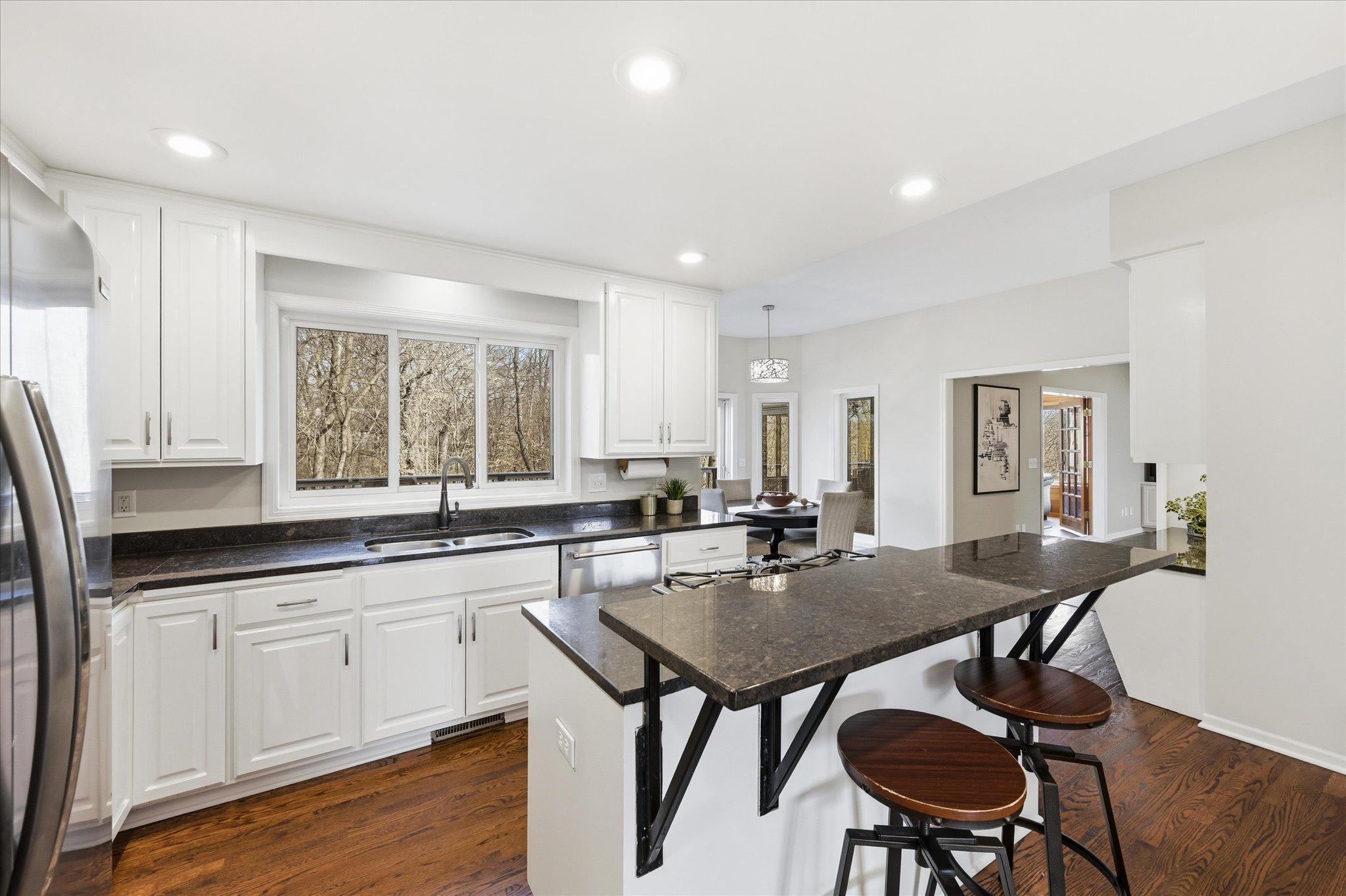 Gas range, double oven, pull out shelves, breakfast bar and magnificent views.