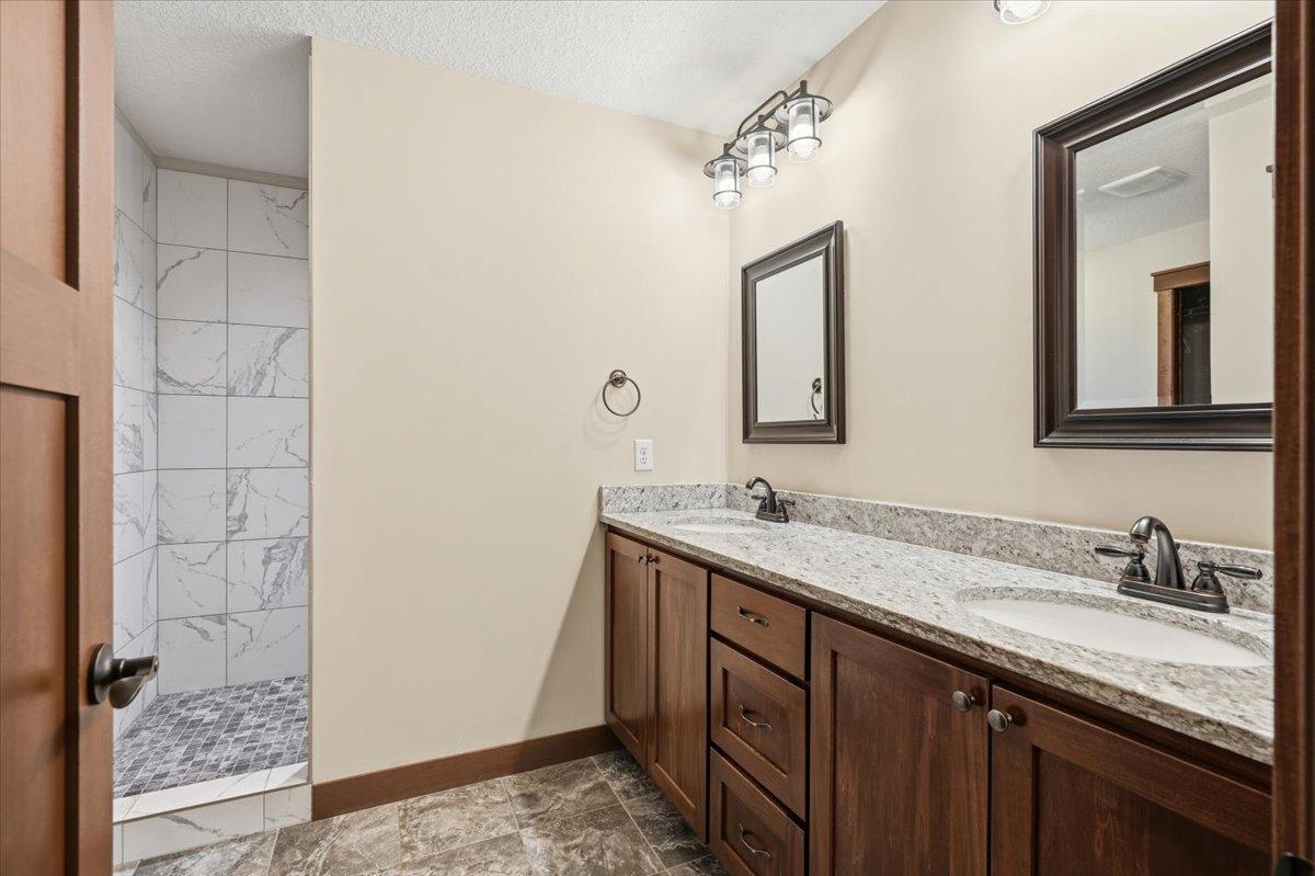 25-Master Bathroom.jpg