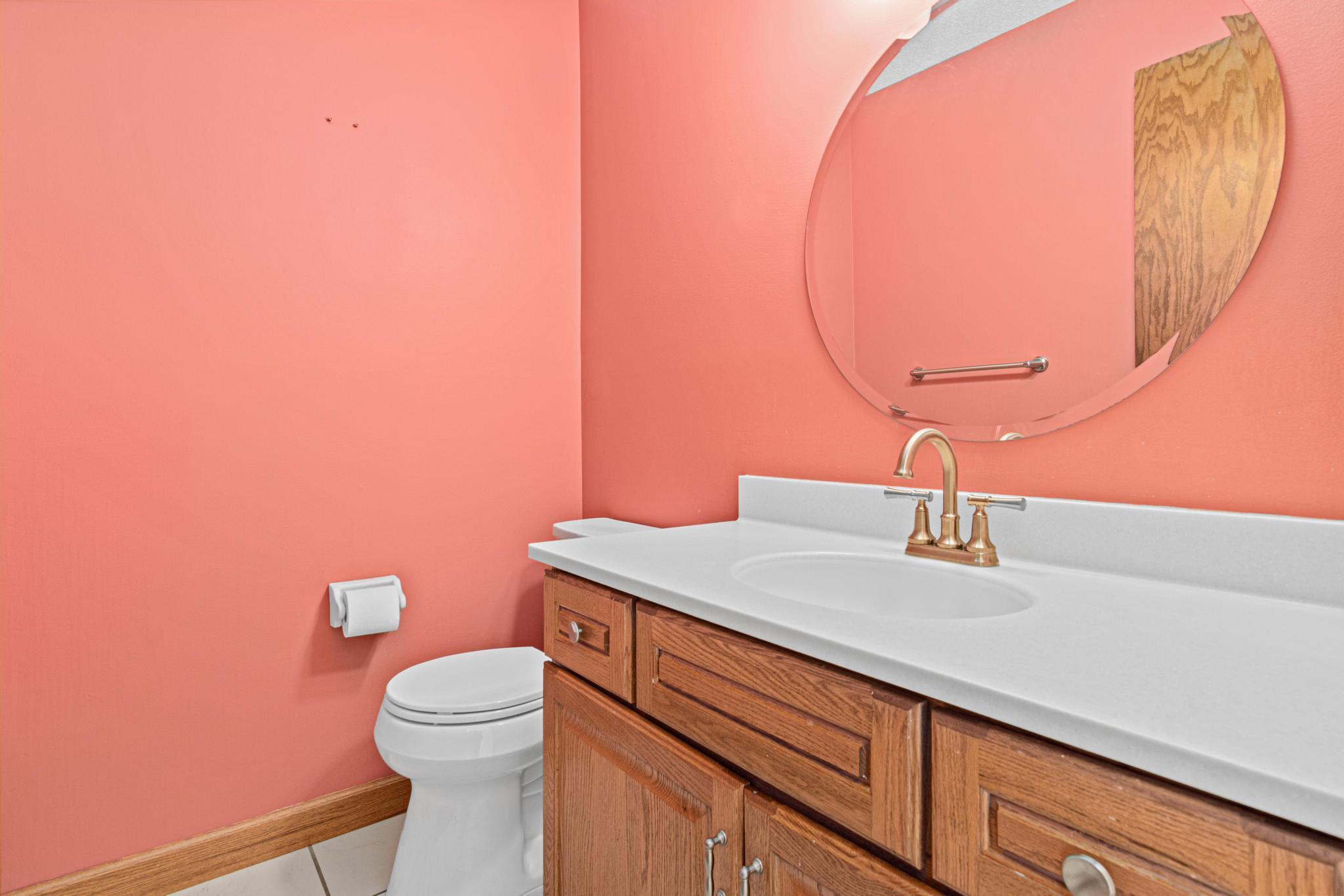 Main level 1/2 bath
