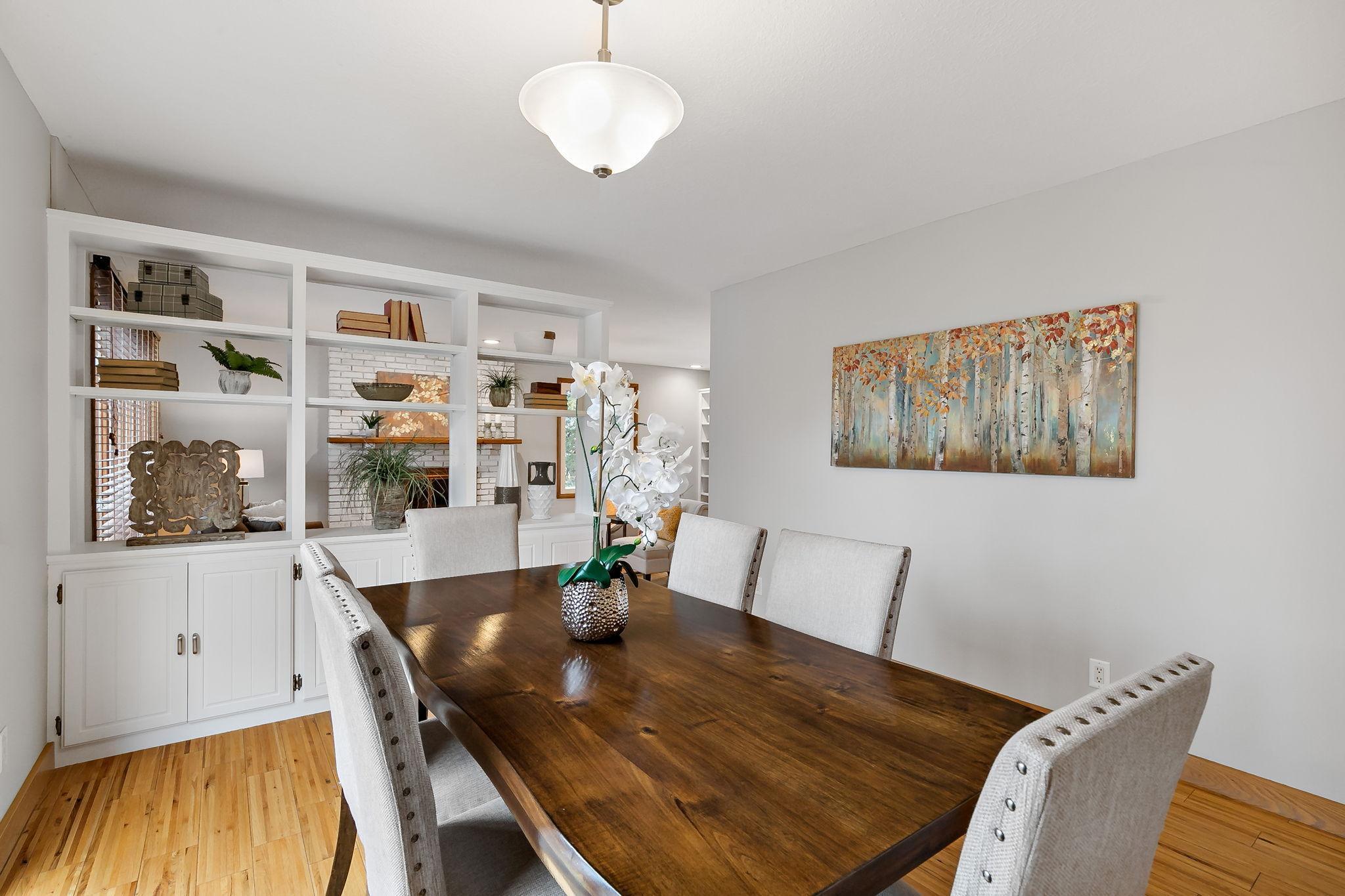 Natural Light Creates a Perfect Space for both Everyday Meals and Entertaining