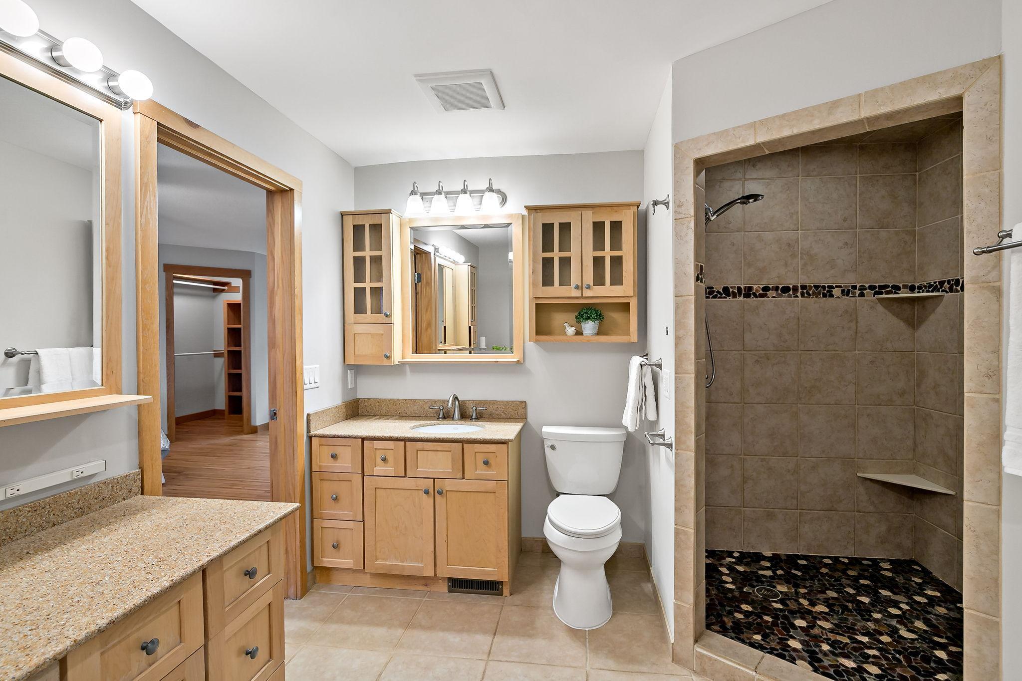 Private Ensuite Featuring a Steam Showe r& Jacuzzi Tub