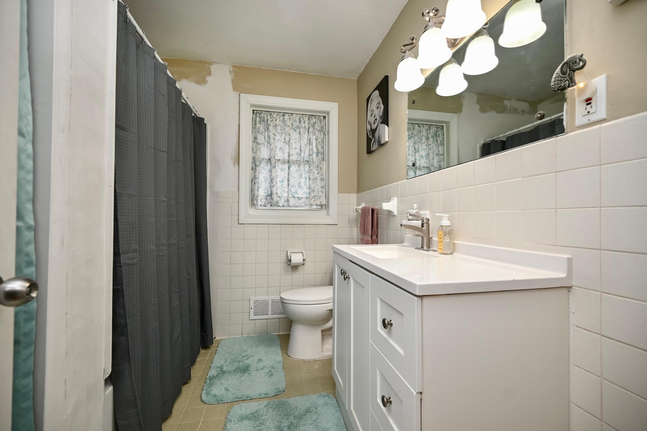 Main Floor Bath.jpeg