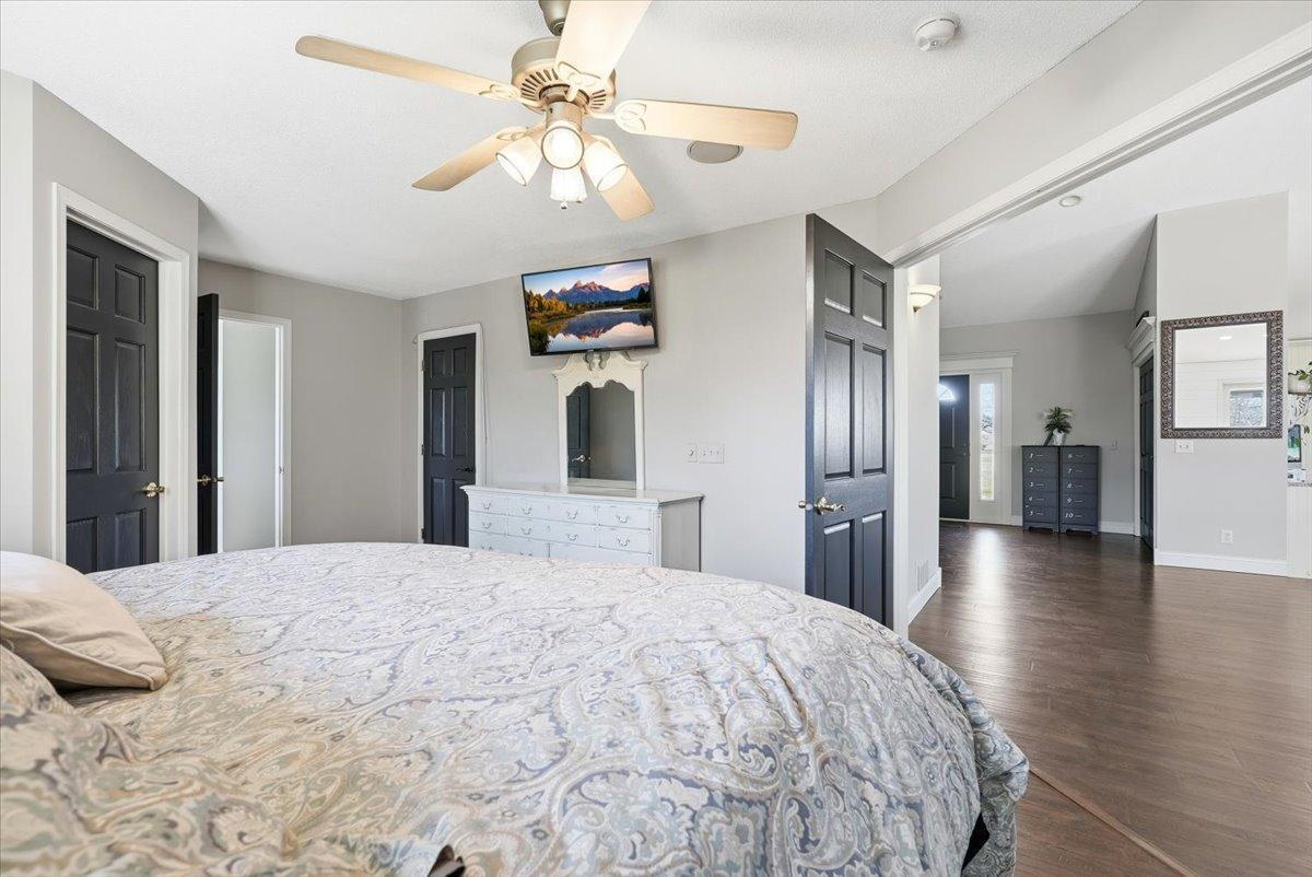 20-Primary Bedroom.jpg