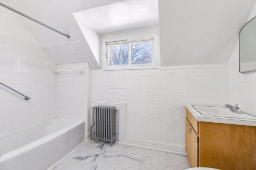 UPSTAIRS FULL BATHROOM