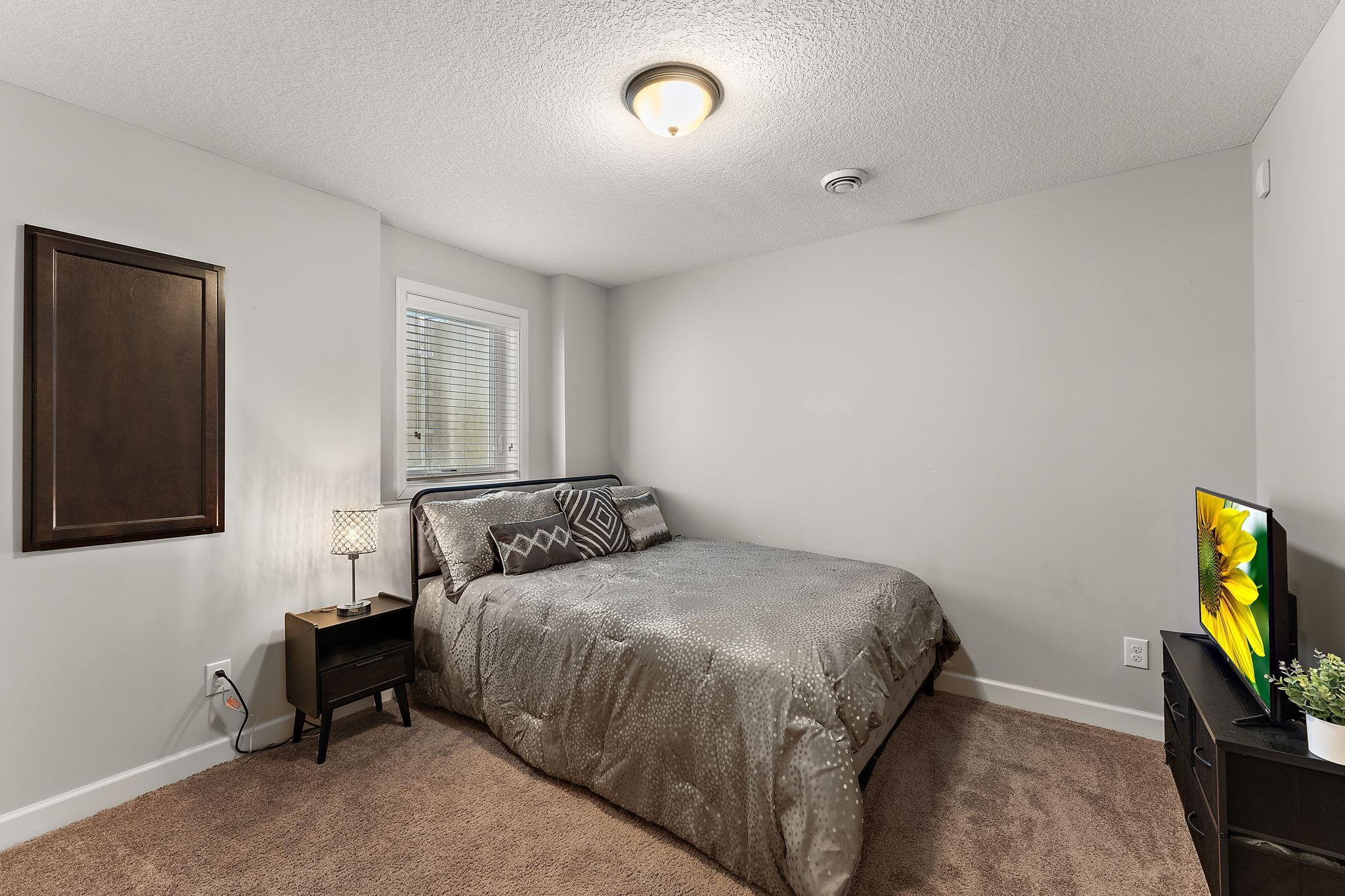 Fifth bedroom for out-of-town guests, office or hobby room