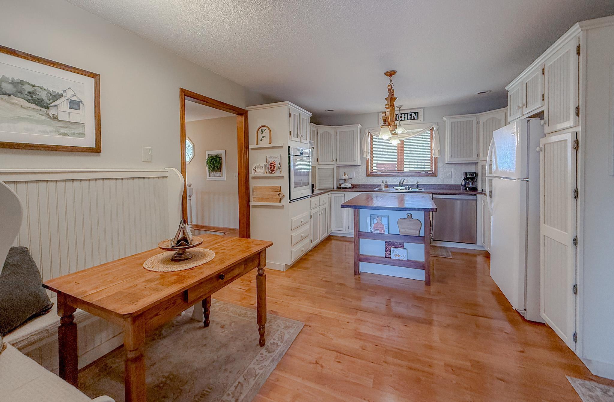Eat-in dining area with built-in bench