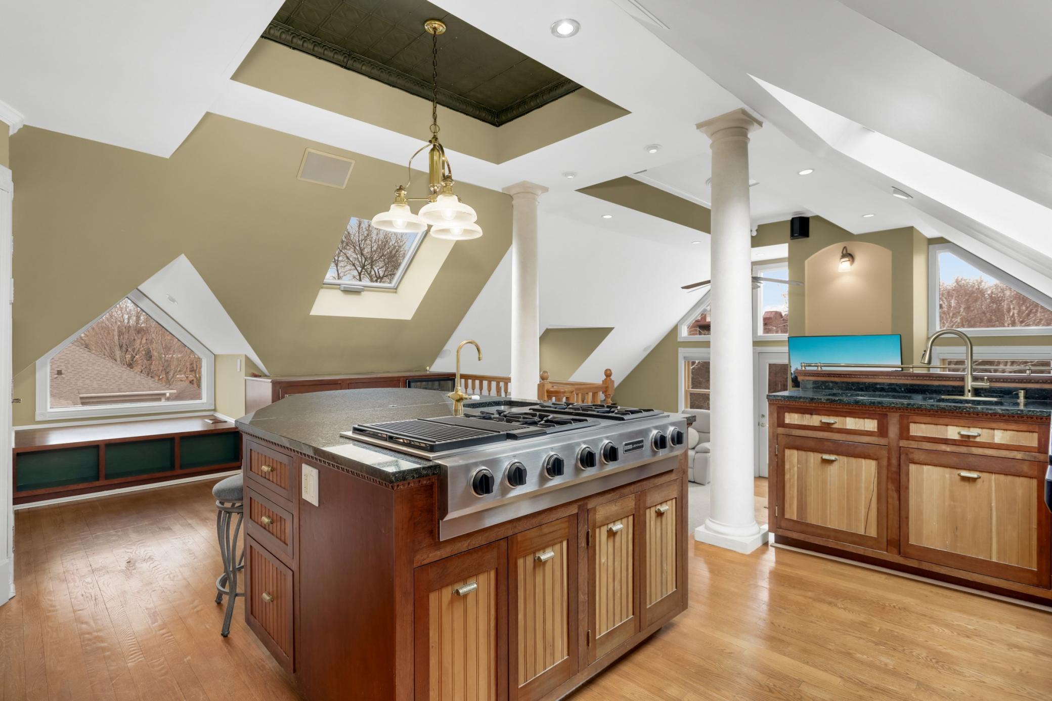 High end range with down draft vent