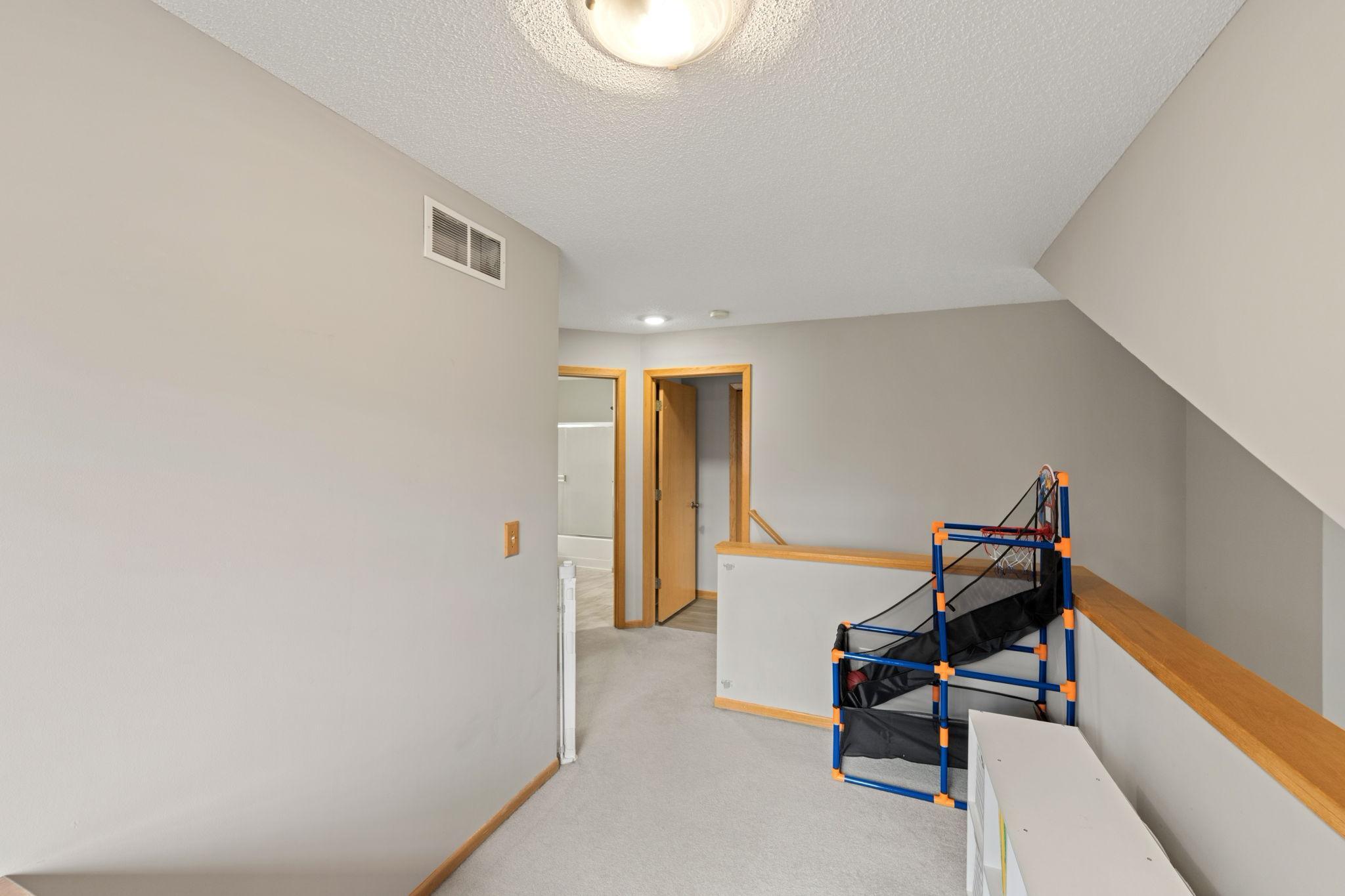 14-web-or-mls-13154-meadowood-curve-nw-6.jpg