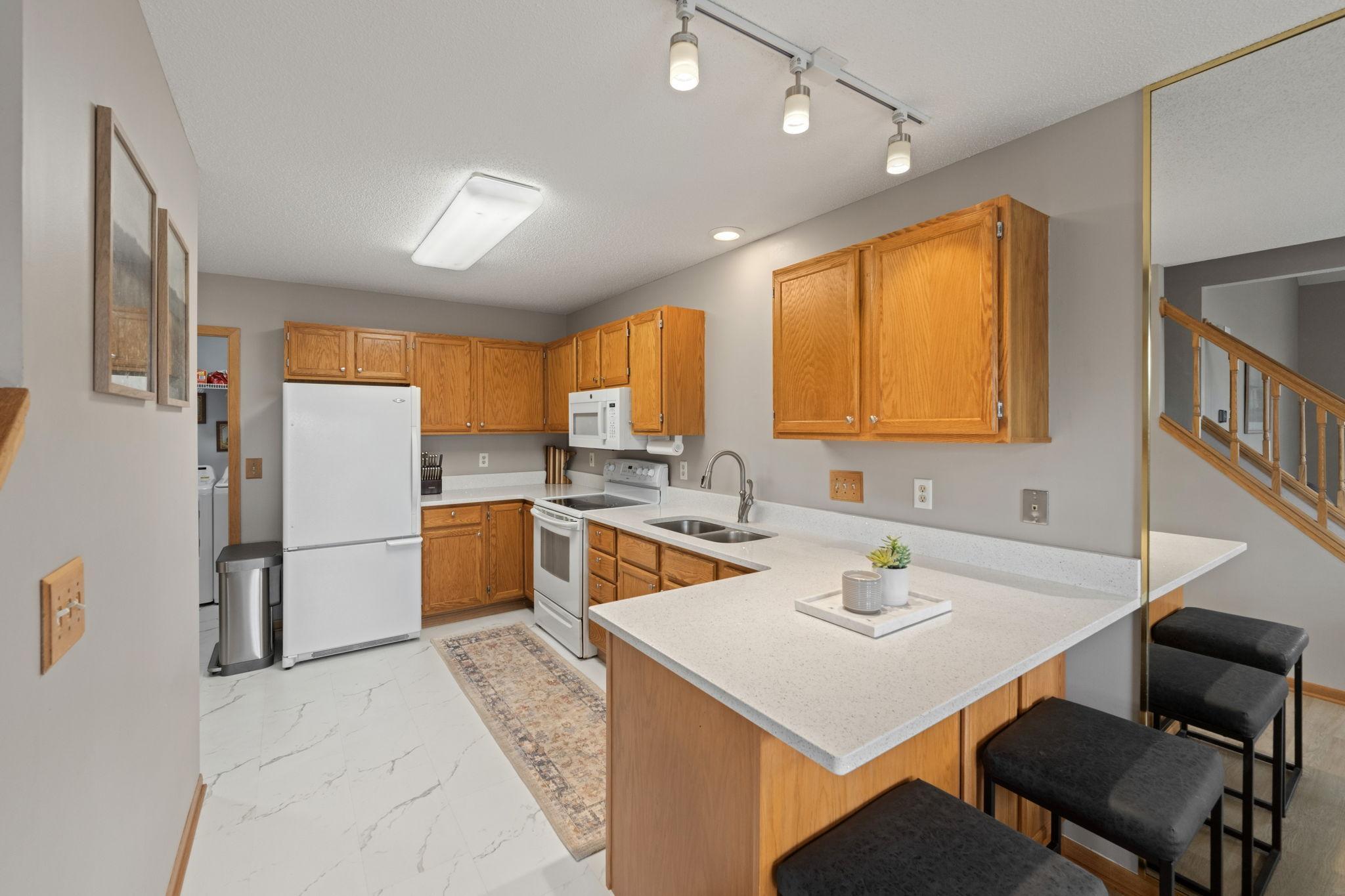 7-web-or-mls-13154-meadowood-curve-nw-6.jpg
