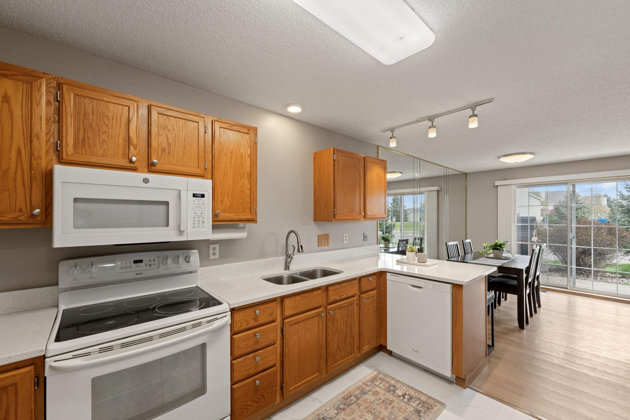 8-web-or-mls-13154-meadowood-curve-nw-6.jpg