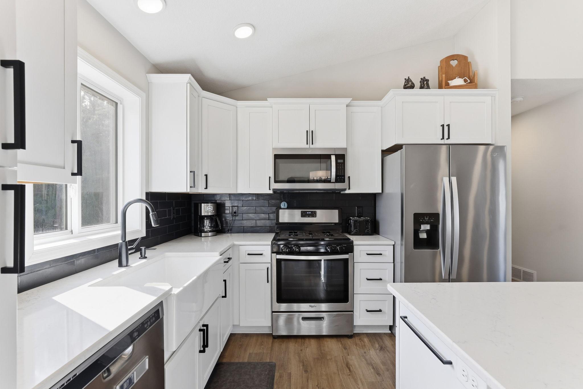 Quartz Counters, Farm House Sink, Ceramic Back Splash!