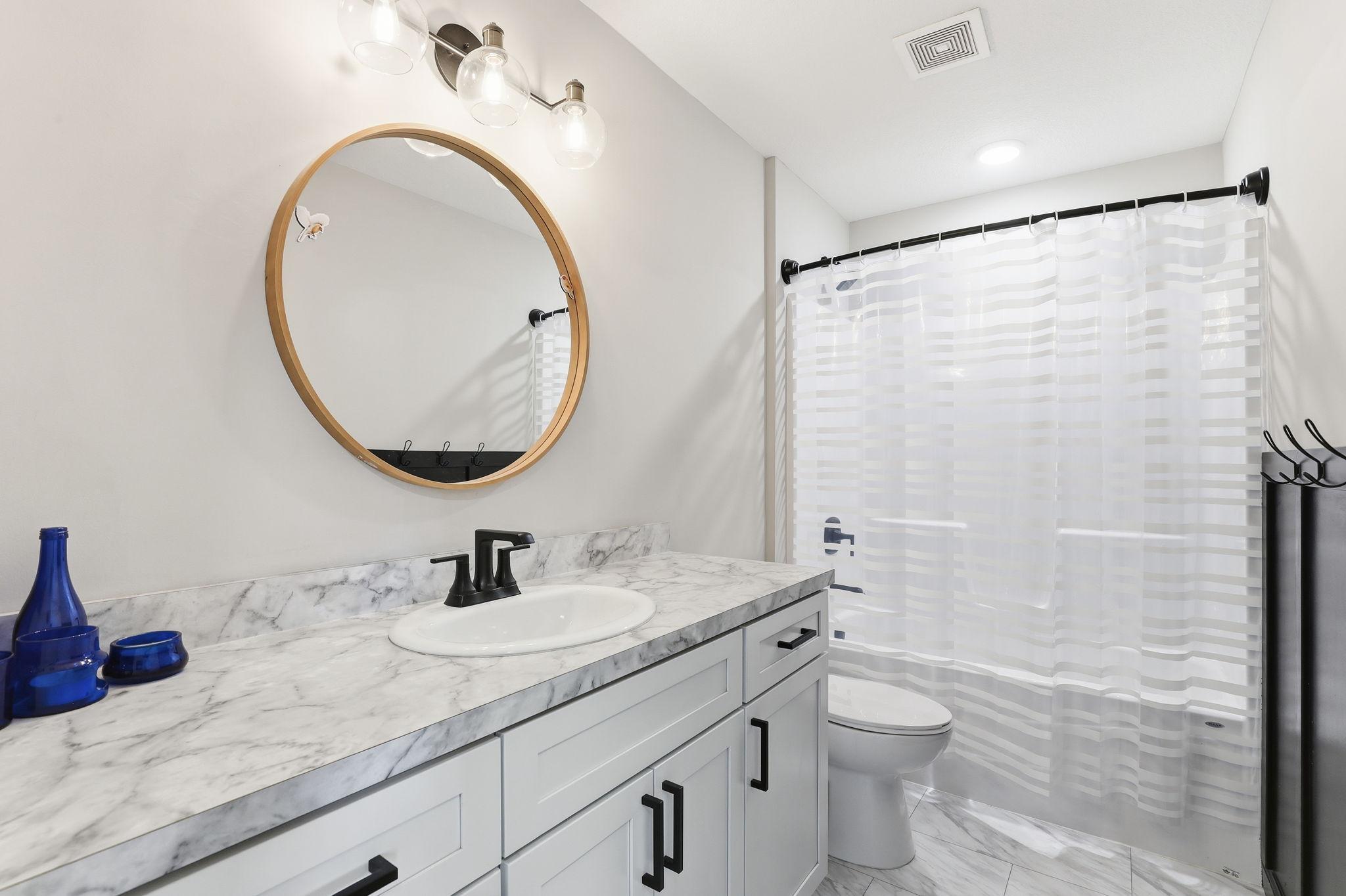 Upper Level Full Bath!