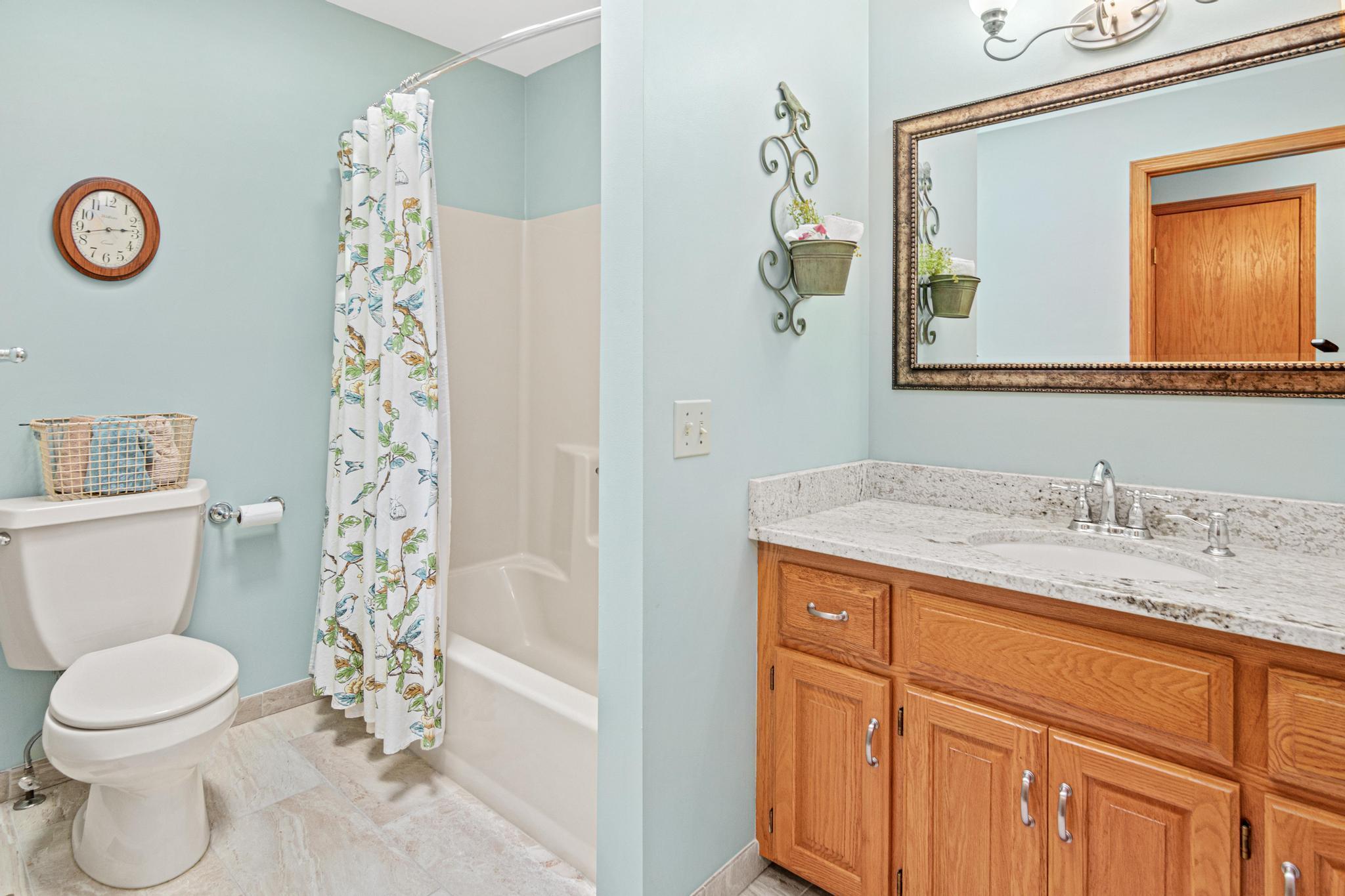 Upper-level full bath