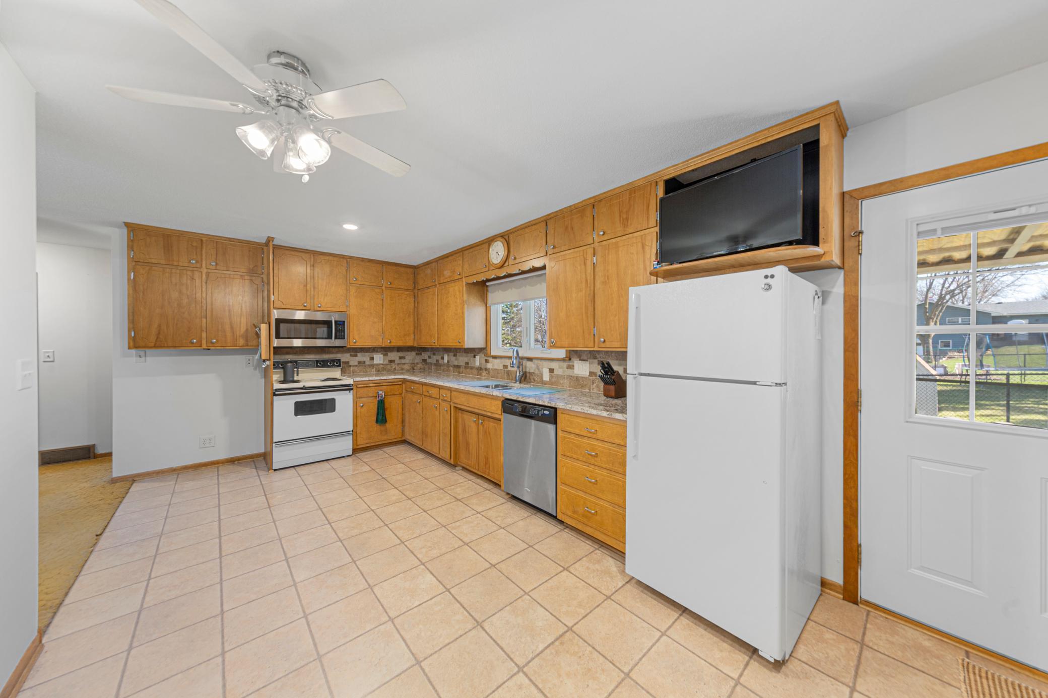 16 eat in kitchen.jpg